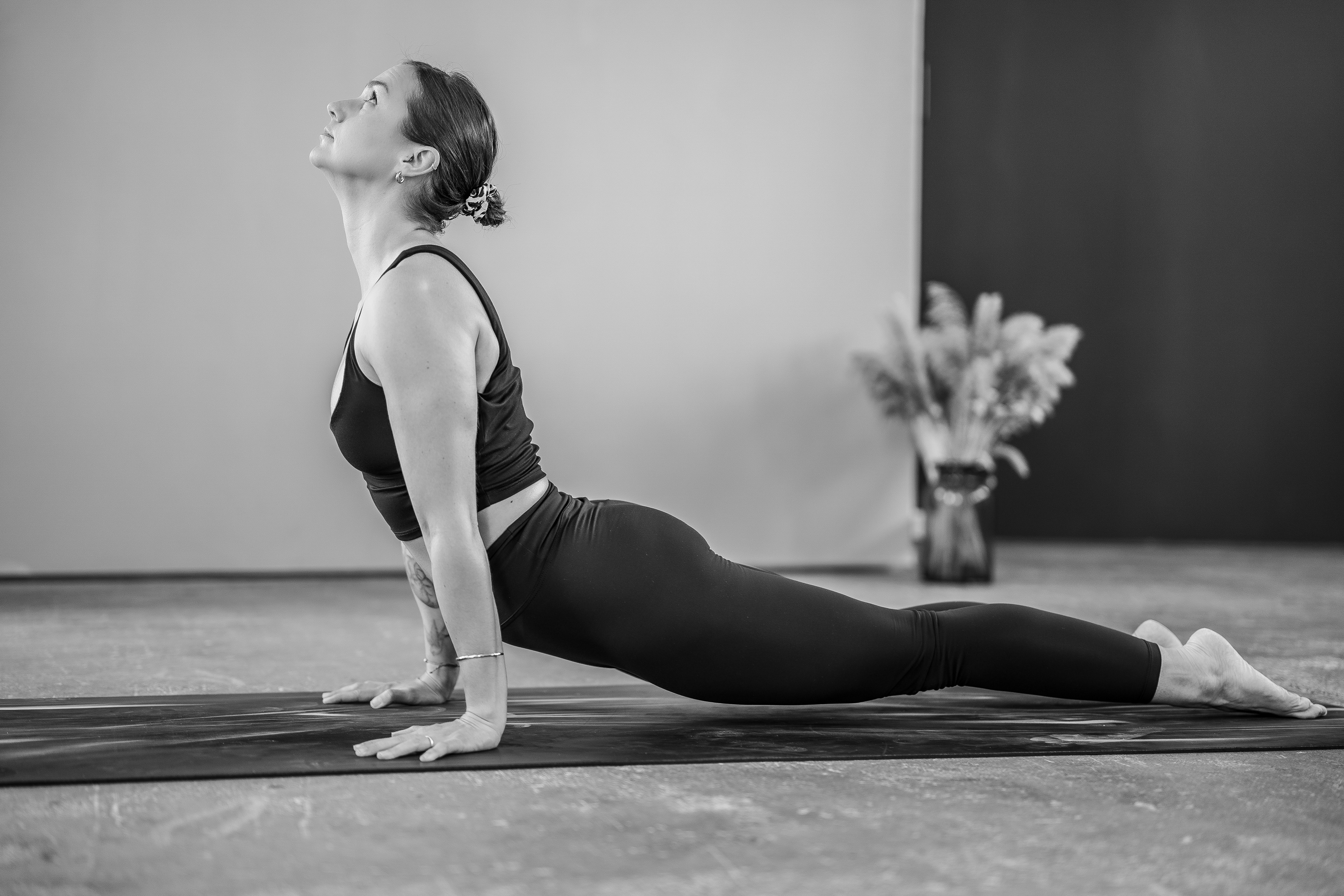 Schwarz-weiß Portrait von Yoga-Lehrerin Hanne bei der Meditation, fotografiert von Mfuchsloch Fotografie & Videografie in Oggelshausen.