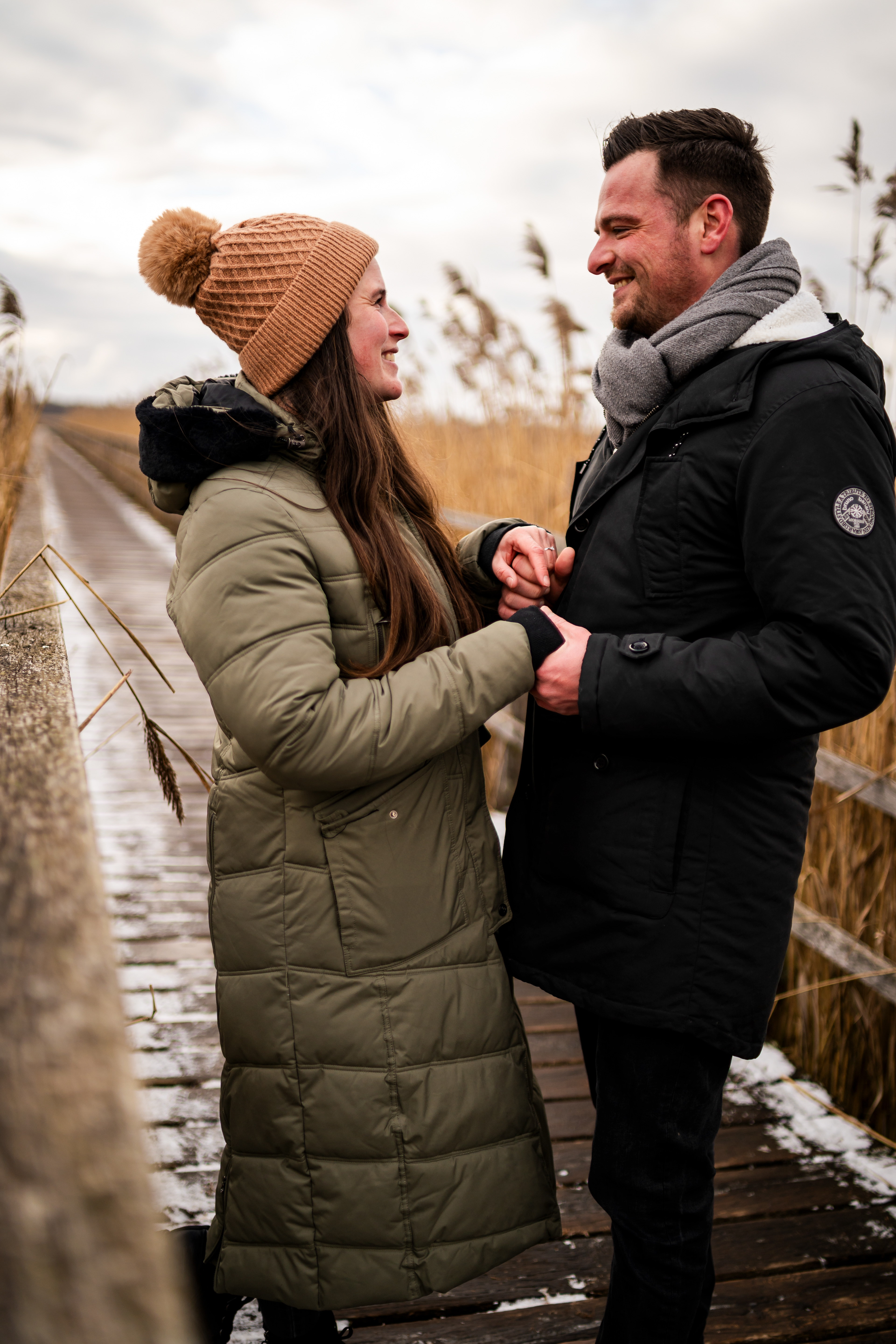 Paarfotos am Schilfgürtel des Federseestegs in Bad Buchau, aufgenommen von Mfuchsloch Fotografie am Federsee.