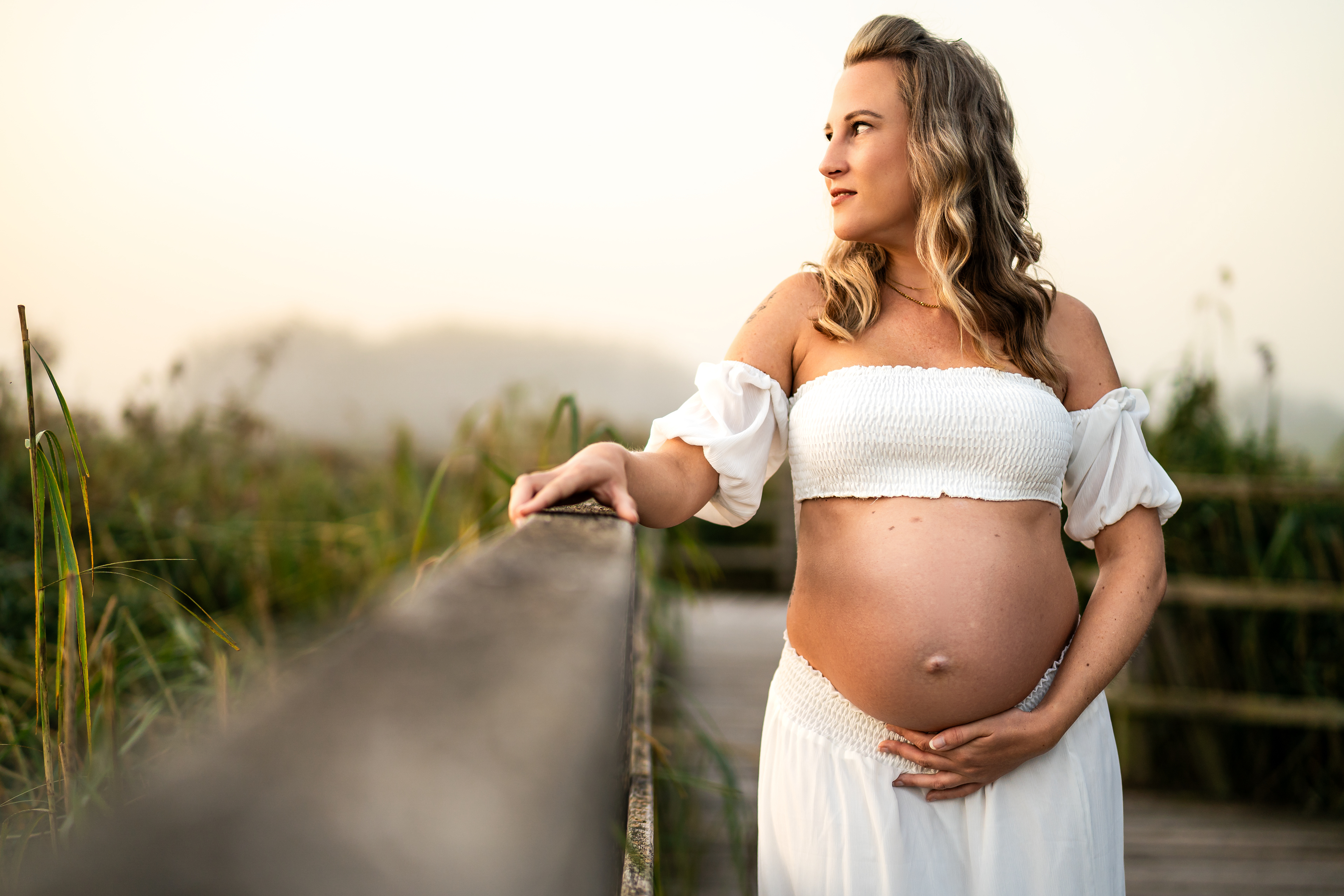 Natürliche Frauen-Portraits am Federsee in Bad Buchau. Mfuchsloch Fotografie fängt die besondere Lichtstimmung am Steg für ungestellte Aufnahmen ein.