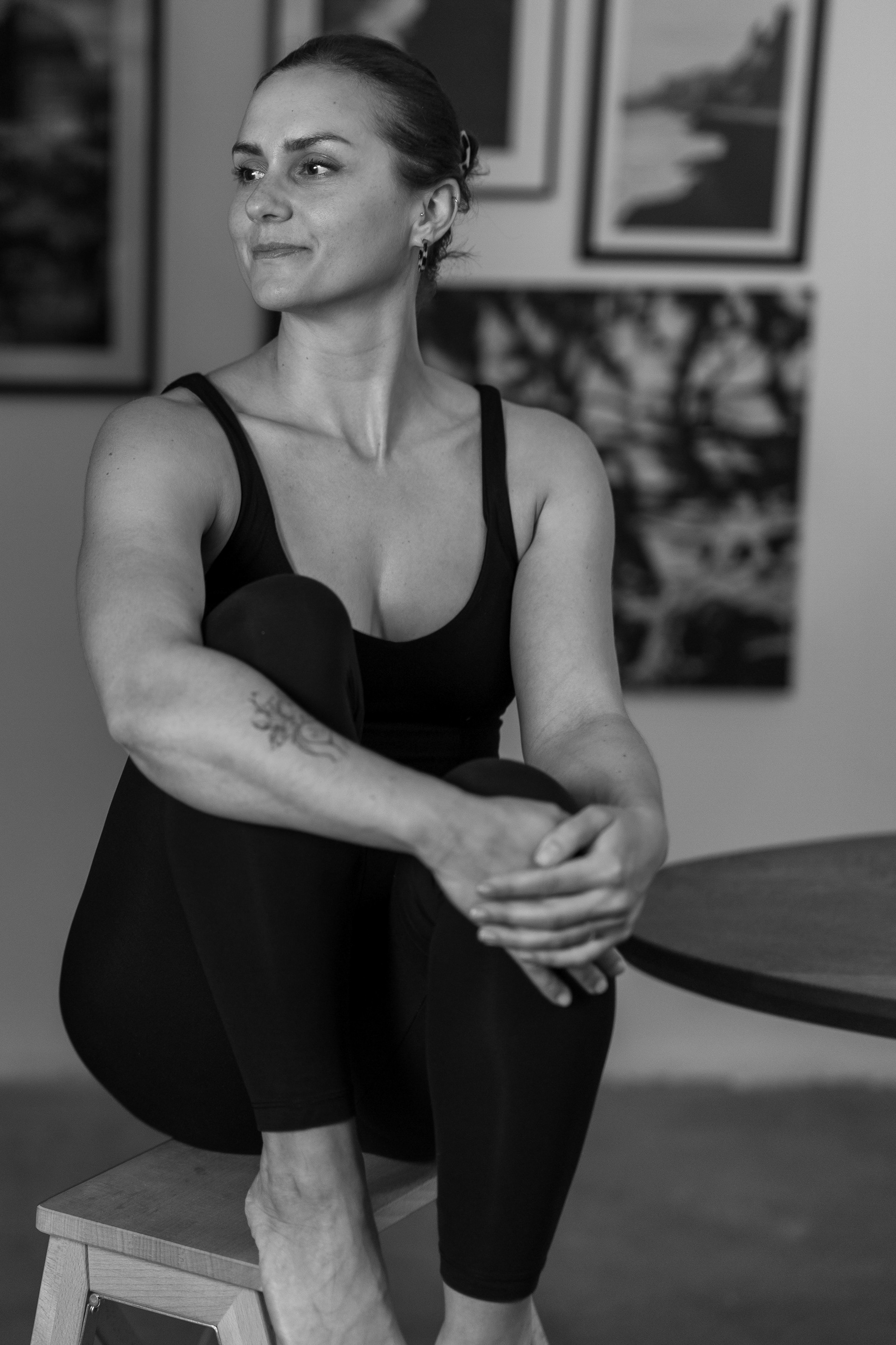 Schwarz-weiß Portrait von Yoga-Lehrerin Hanne bei der Meditation, fotografiert von Mfuchsloch Fotografie & Videografie in Oggelshausen.