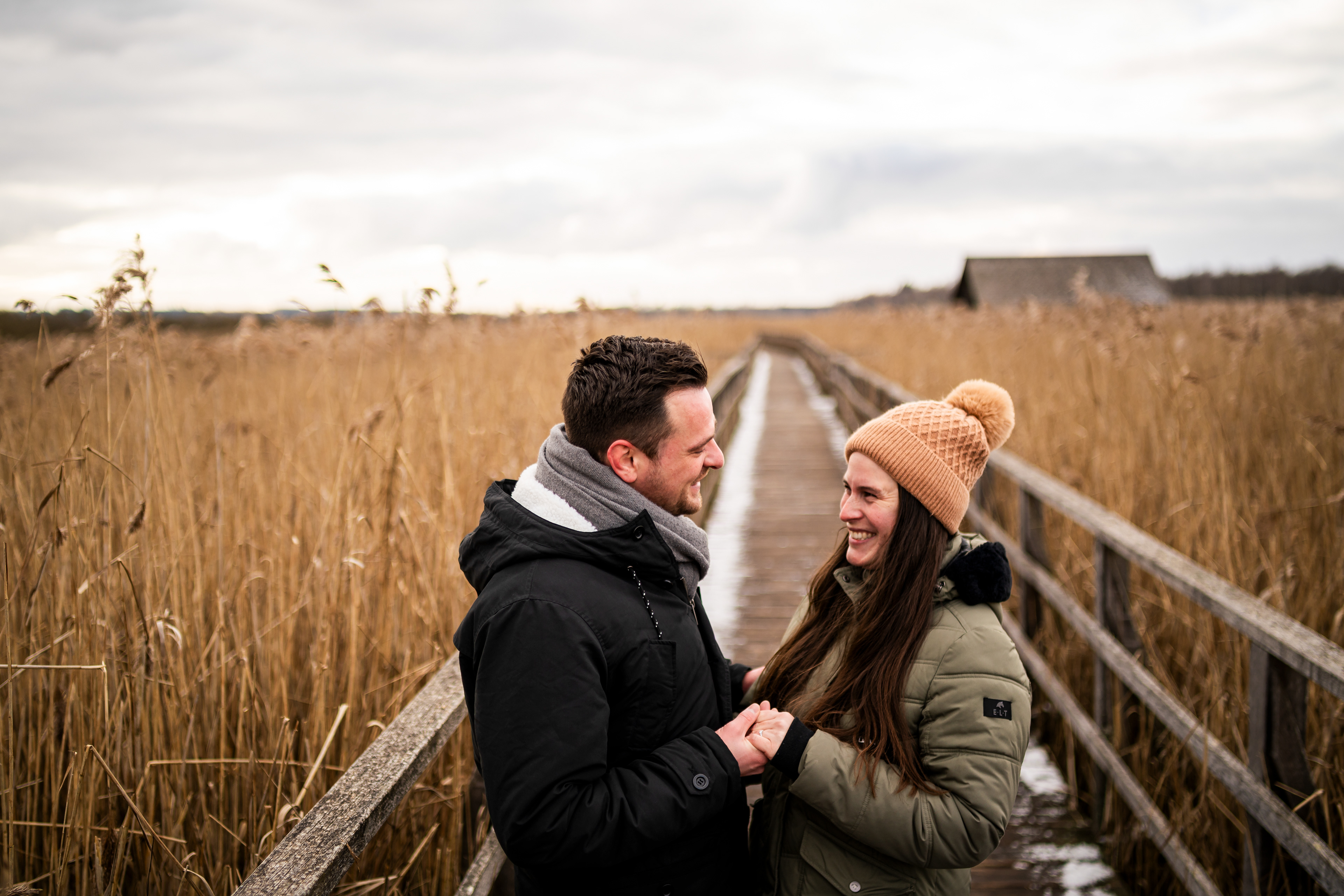 Paarfotos am Schilfgürtel des Federseestegs in Bad Buchau, aufgenommen von Mfuchsloch Fotografie am Federsee.