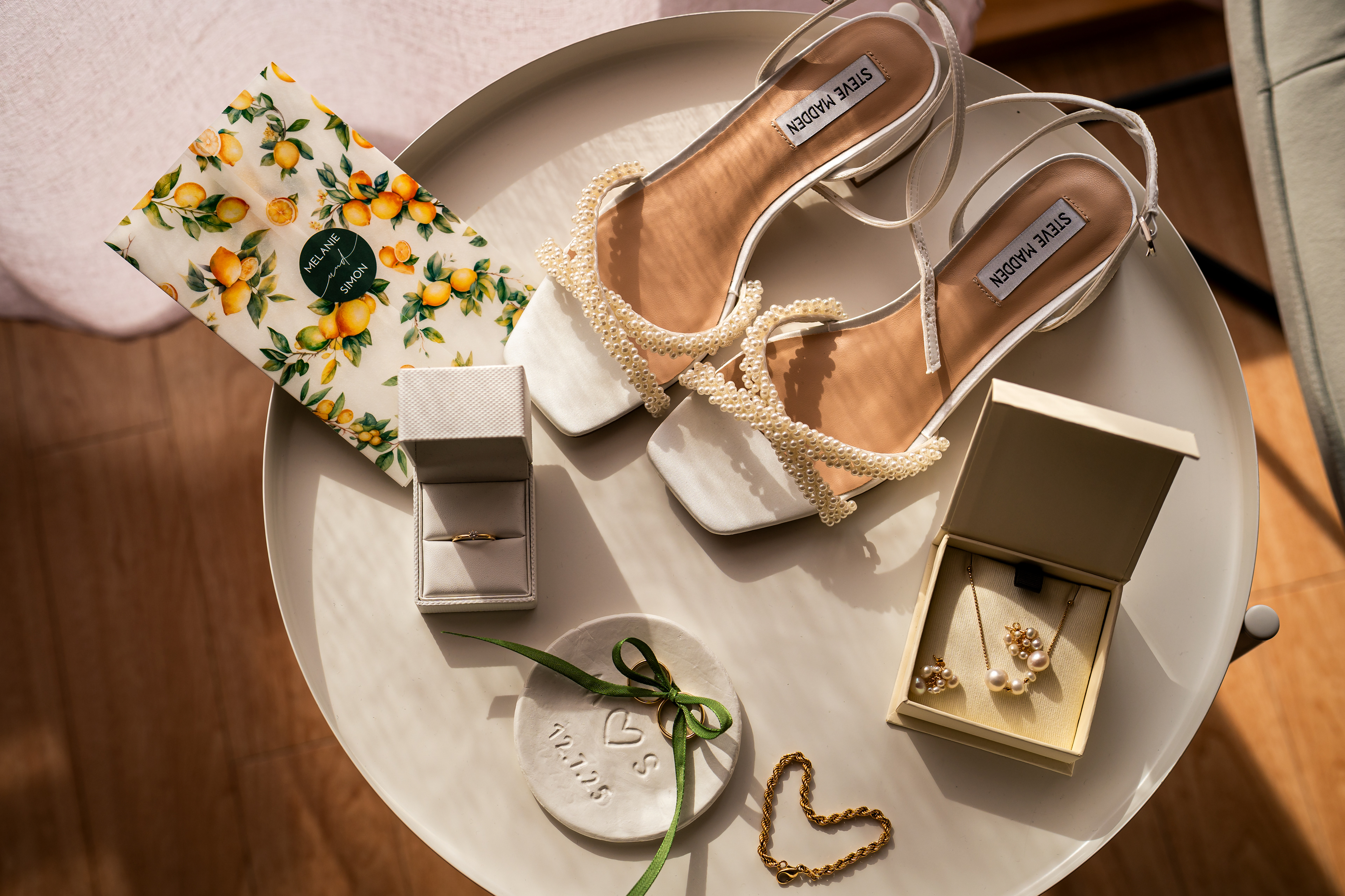 Hochzeitsdetails mit Brautschuhen und Ringen – Fotograf Bad Buchau am Federsee, Hochzeit Biberach