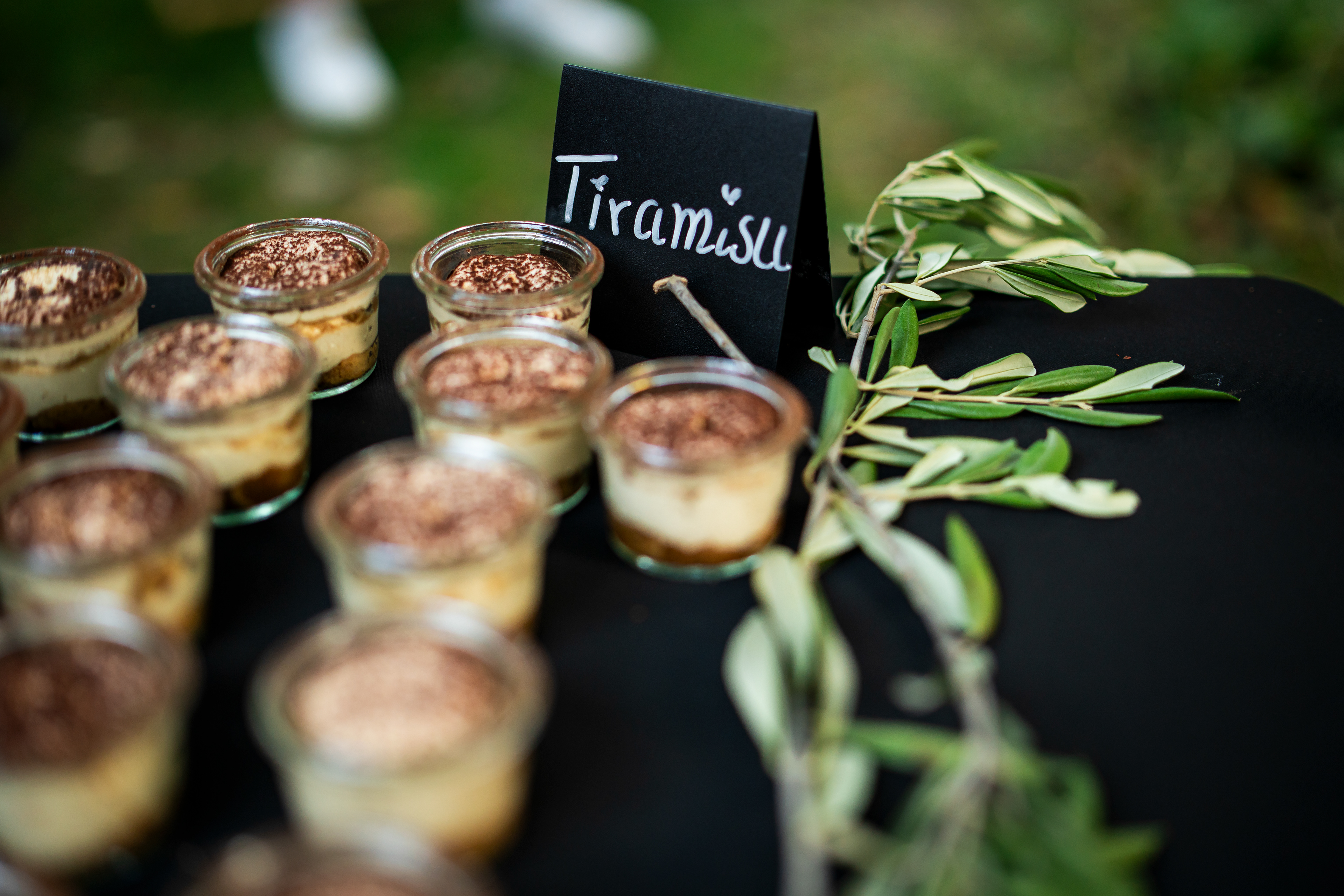 Leckeres Tiramisu im Glas am Dessertbuffet. Detailaufnahme des Hochzeits-Caterings, fotografiert von MFUCHSLOCH Fotografie & Videografie.