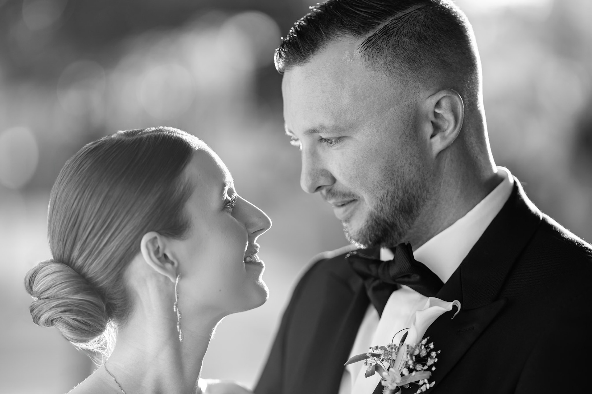Zeitloses Schwarz-Weiß Hochzeitsfoto eines Brautpaares. Emotionale Hochzeitsreportage und Paarshooting im Zwölf87 Ravensburg fotografiert von Hochzeitsfotograf Michael Fuchsloch.