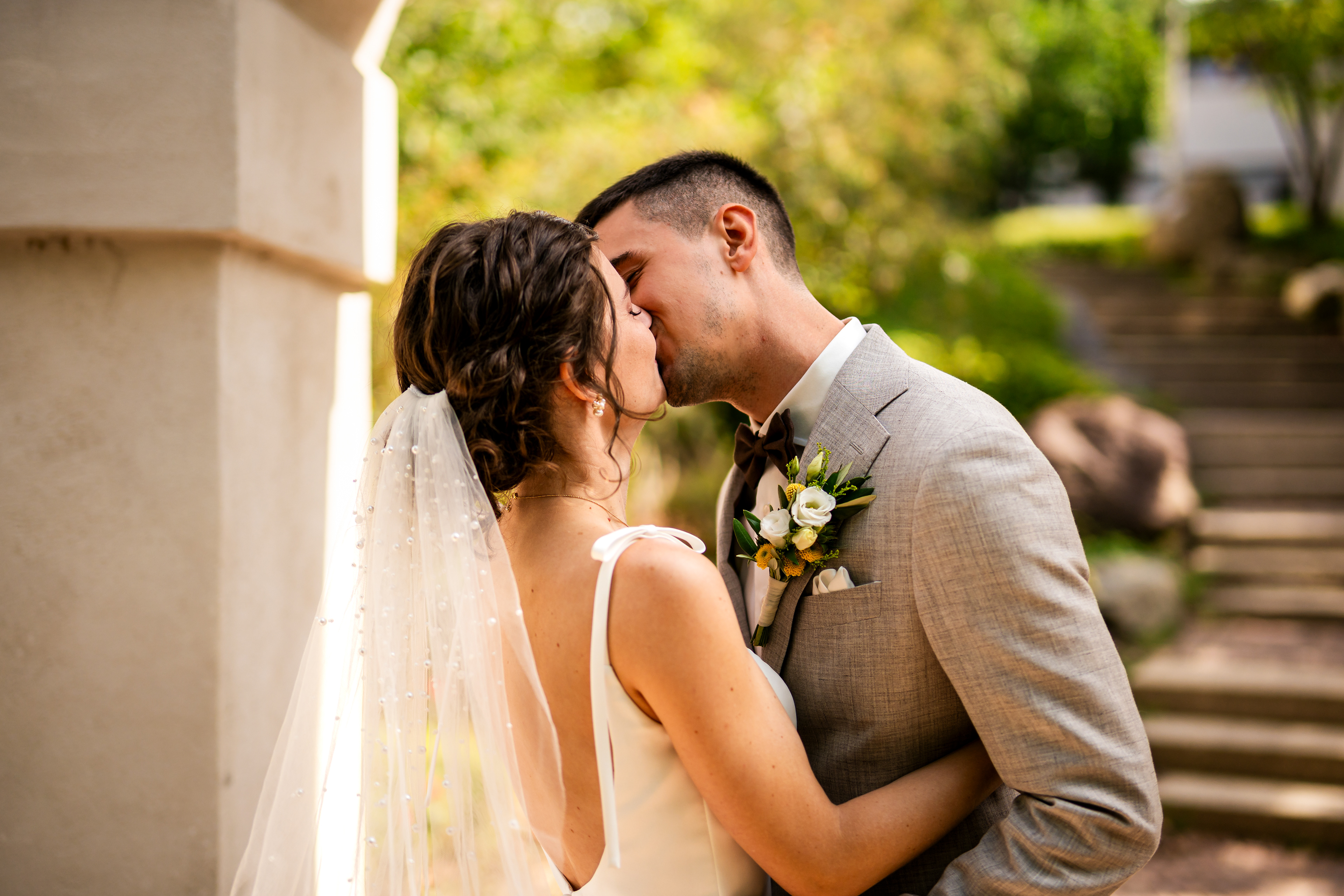 Romantischer Kussmoment zwischen Braut und Bräutigam bei ihrem Hochzeitsshooting. Emotionales Porträt von MFUCHSLOCH Fotografie & Videografie.