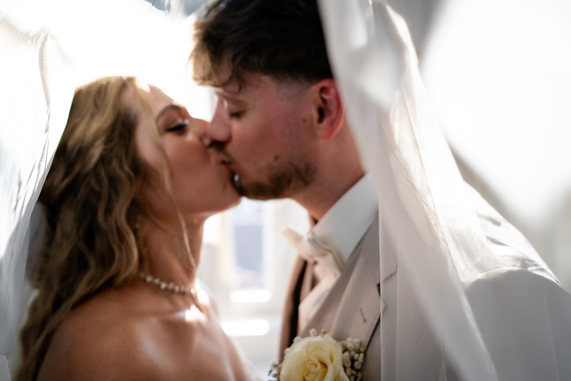 Romantisches Hochzeitsportrait von Braut und Bräutigam unter dem fließenden Brautschleier – MFuchsloch Hochzeitsfotografie & Videografie