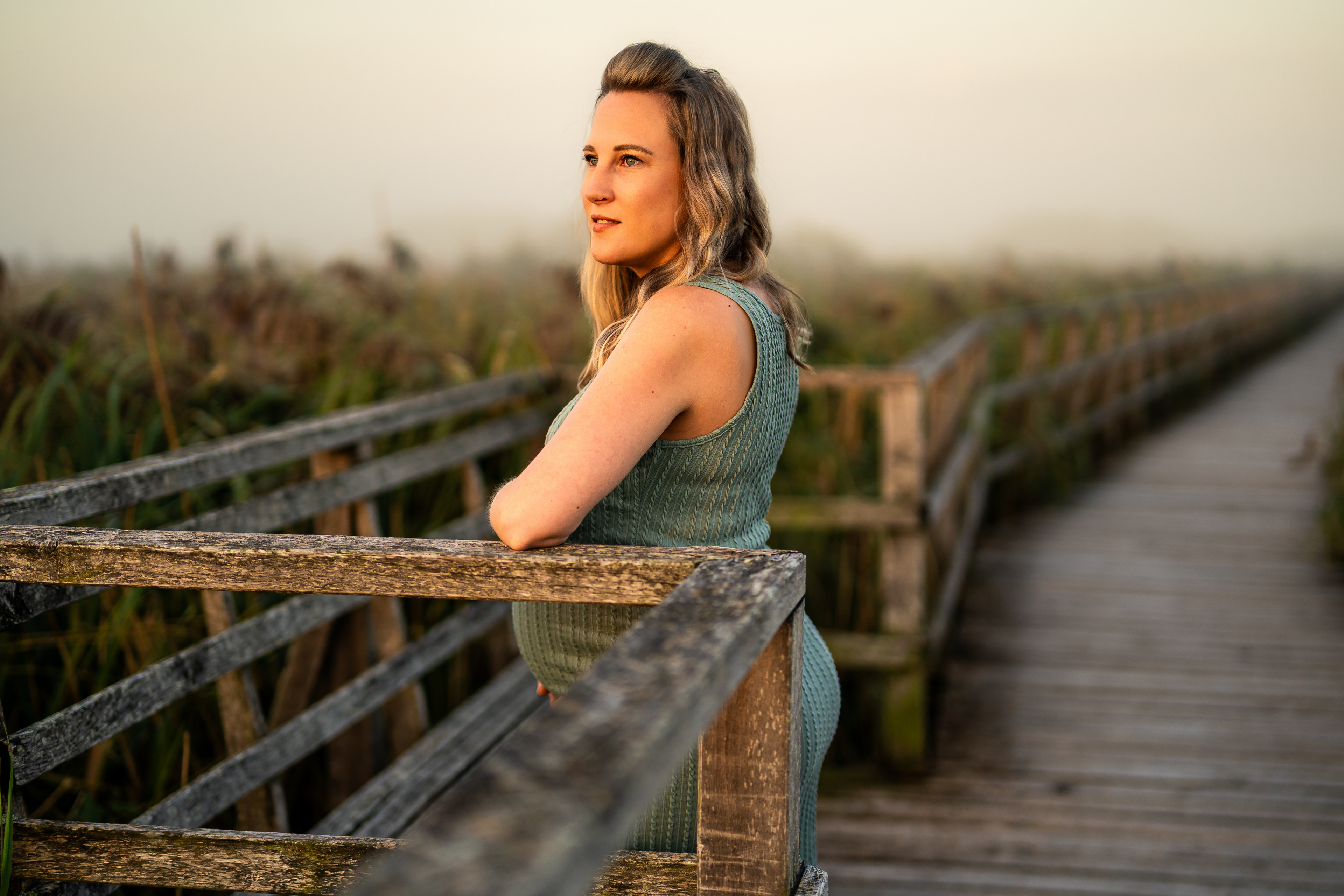Natürliche Frauen-Portraits am Federsee in Bad Buchau. Mfuchsloch Fotografie fängt die besondere Lichtstimmung am Steg für ungestellte Aufnahmen ein.