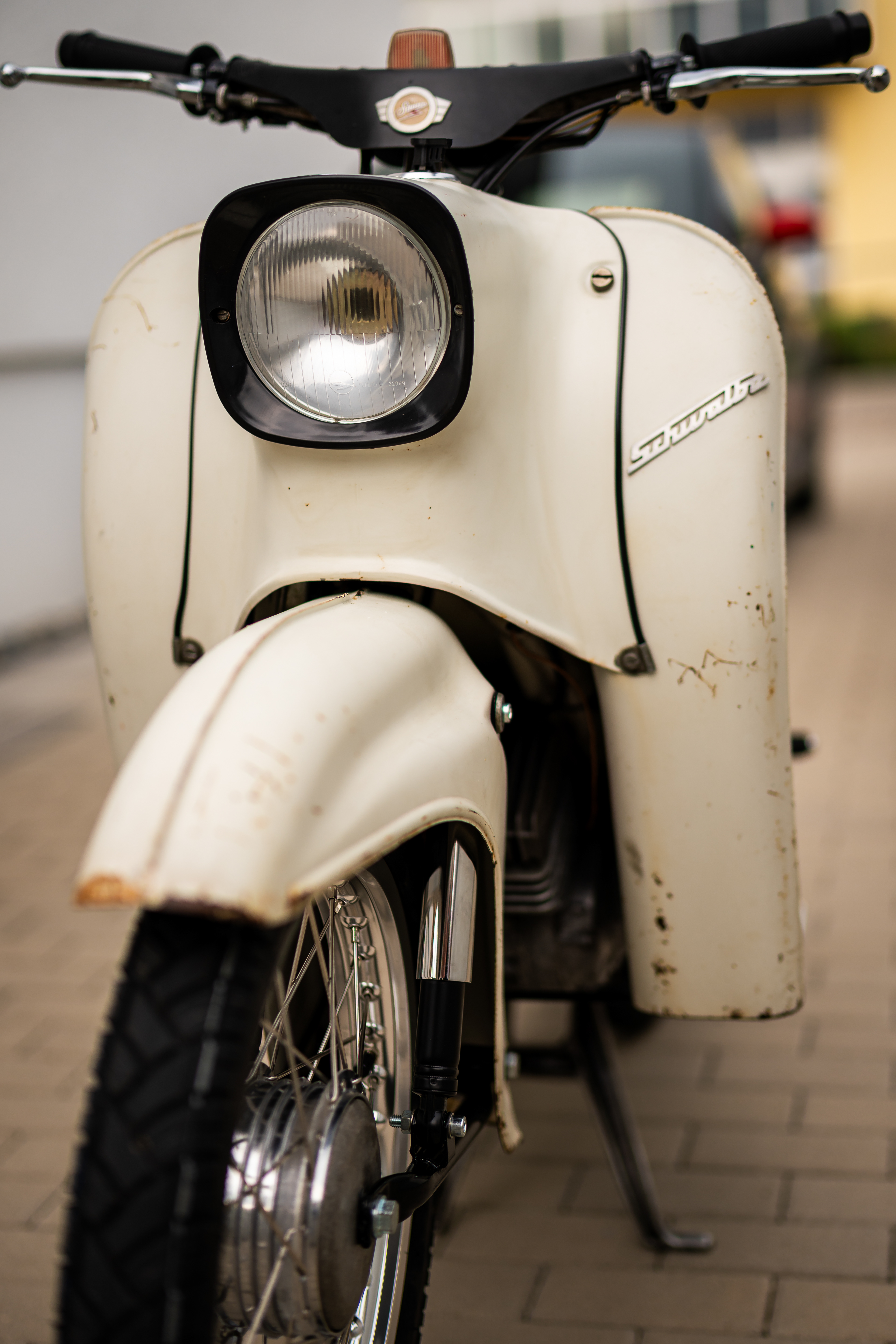 Frontansicht einer klassischen cremeweißen Simson Schwalbe mit originalem Schriftzug und Patina. Professionelle Fahrzeugfotografie in Biberach von MFuchsloch.
