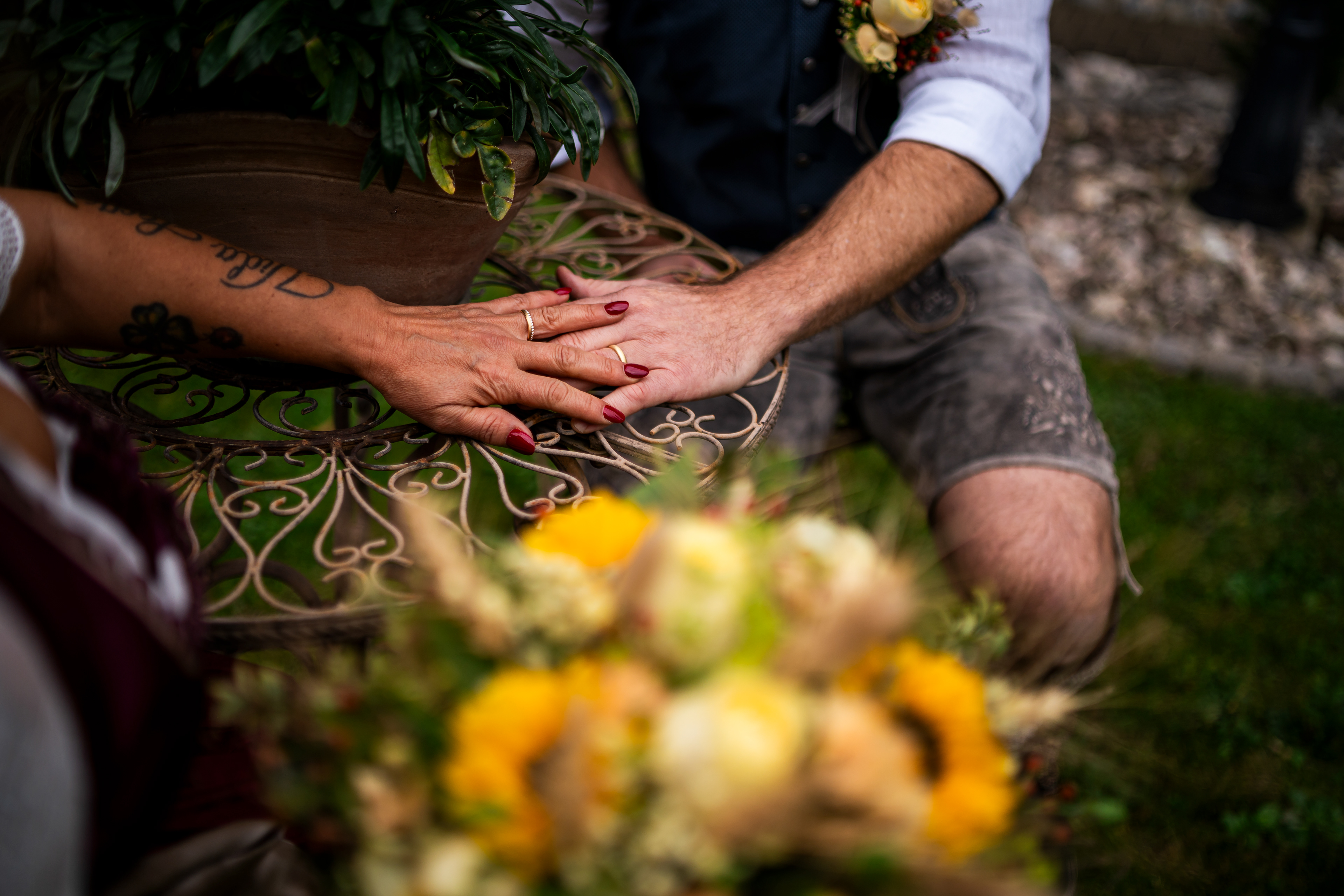Nahaufnahme der Eheringe an den Händen des Brautpaares. Emotionale Detailfotos einer Hochzeit in Rot an der Rot von MFUCHSLOCH Fotografie & Videografie.