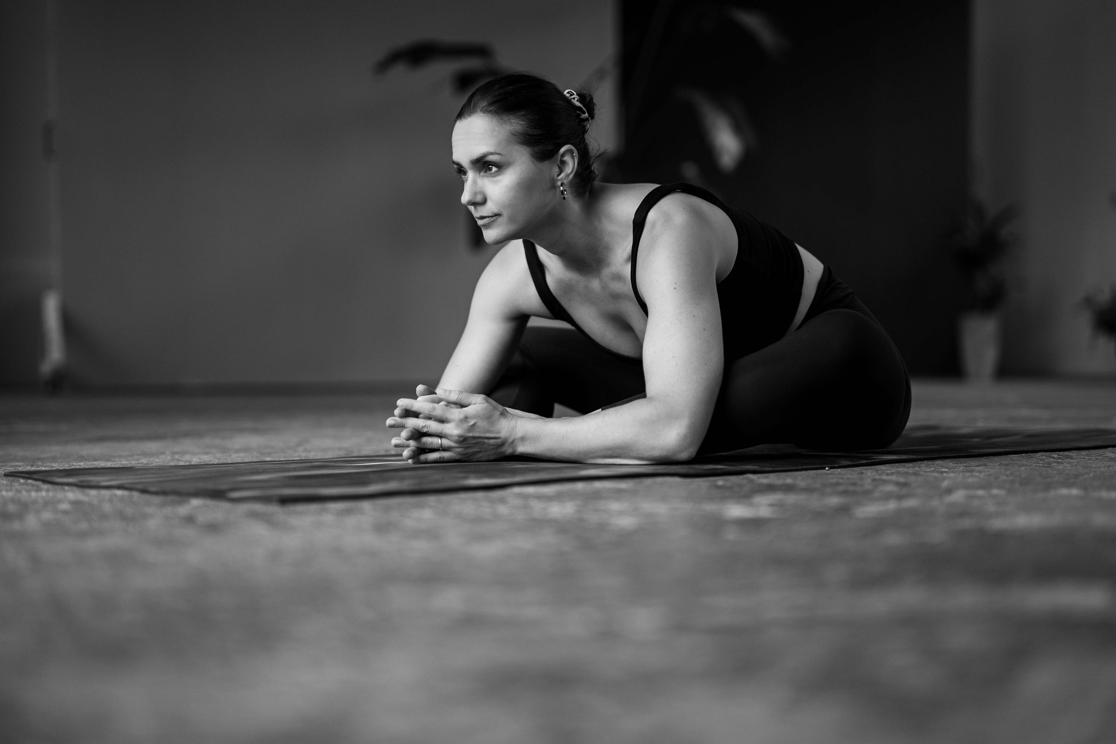 Schwarz-weiß Portrait von Yoga-Lehrerin Hanne bei der Meditation, fotografiert von Mfuchsloch Fotografie & Videografie in Oggelshausen.