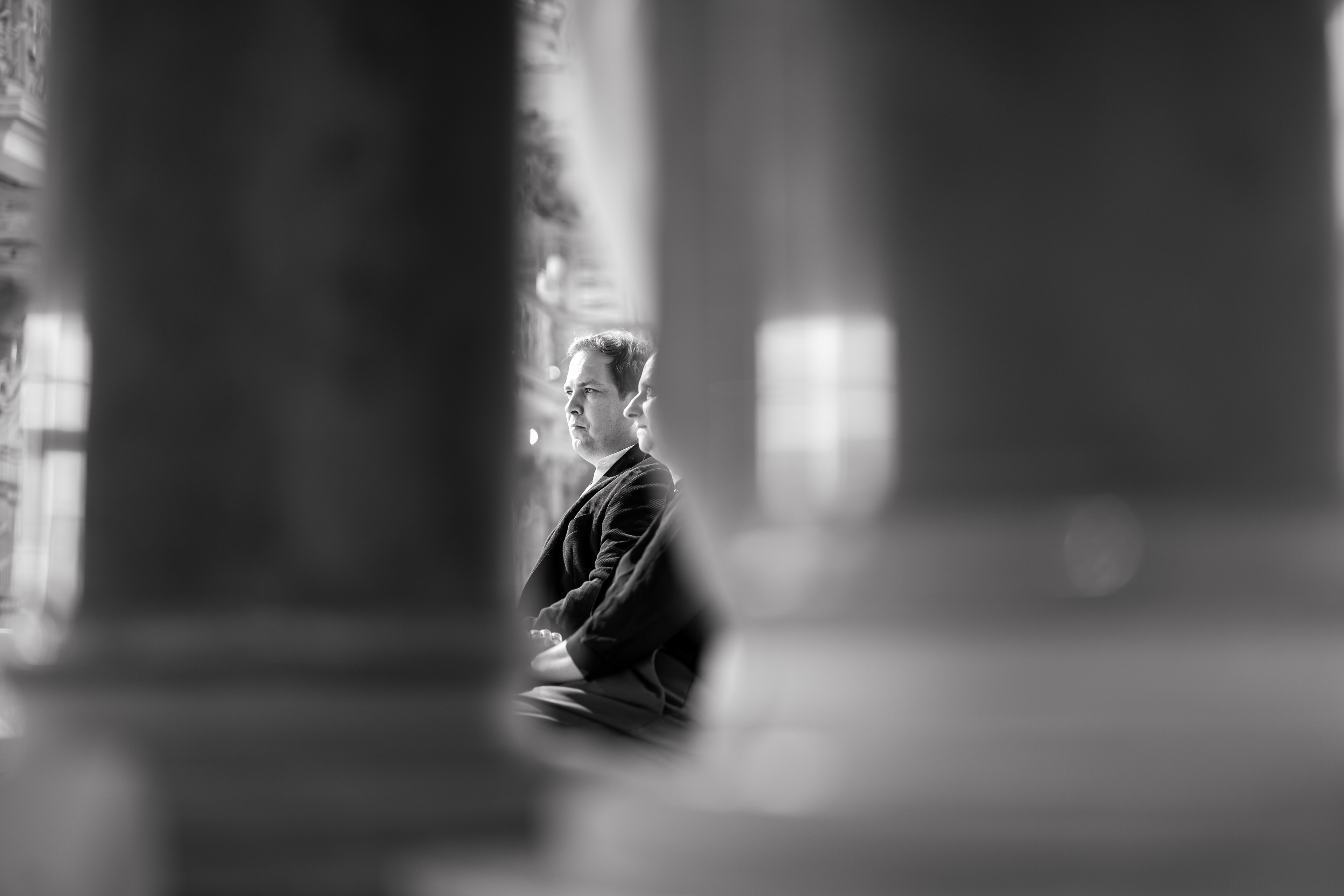 Künstlerische Schwarz-Weiß-Aufnahme des Bräutigams während der emotionalen Zeremonie im Kloster Bad Schussenried. Hochzeitsreportage MFUCHSLOCH.