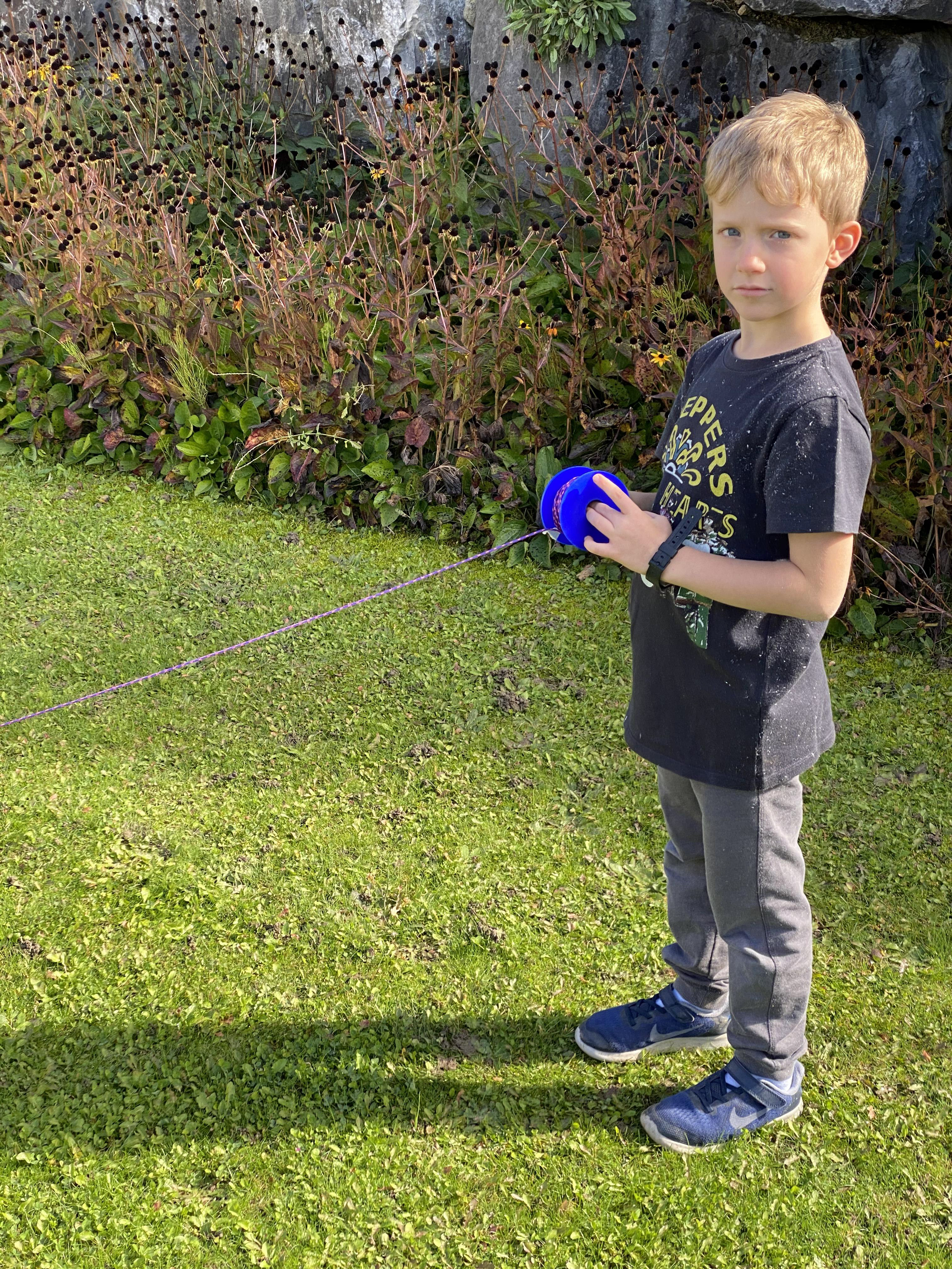 Tobias tient une corde à Penthaz