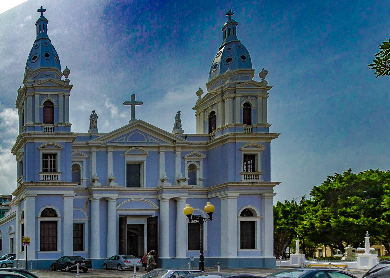 Unlike most of the plazas we visited, Plaza Degetau's church was more or less in the center.  The Ponce Cathedral has opulent architecture.  It, and the plaza around it, are testimony to the wealth once present around Ponce.