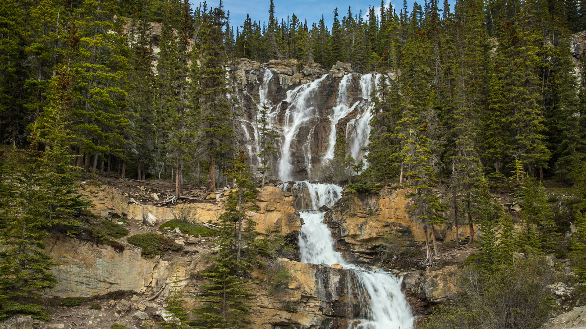 Throughout the trip, we saw many waterfalls.  In this case I don’t know the name, but like it.