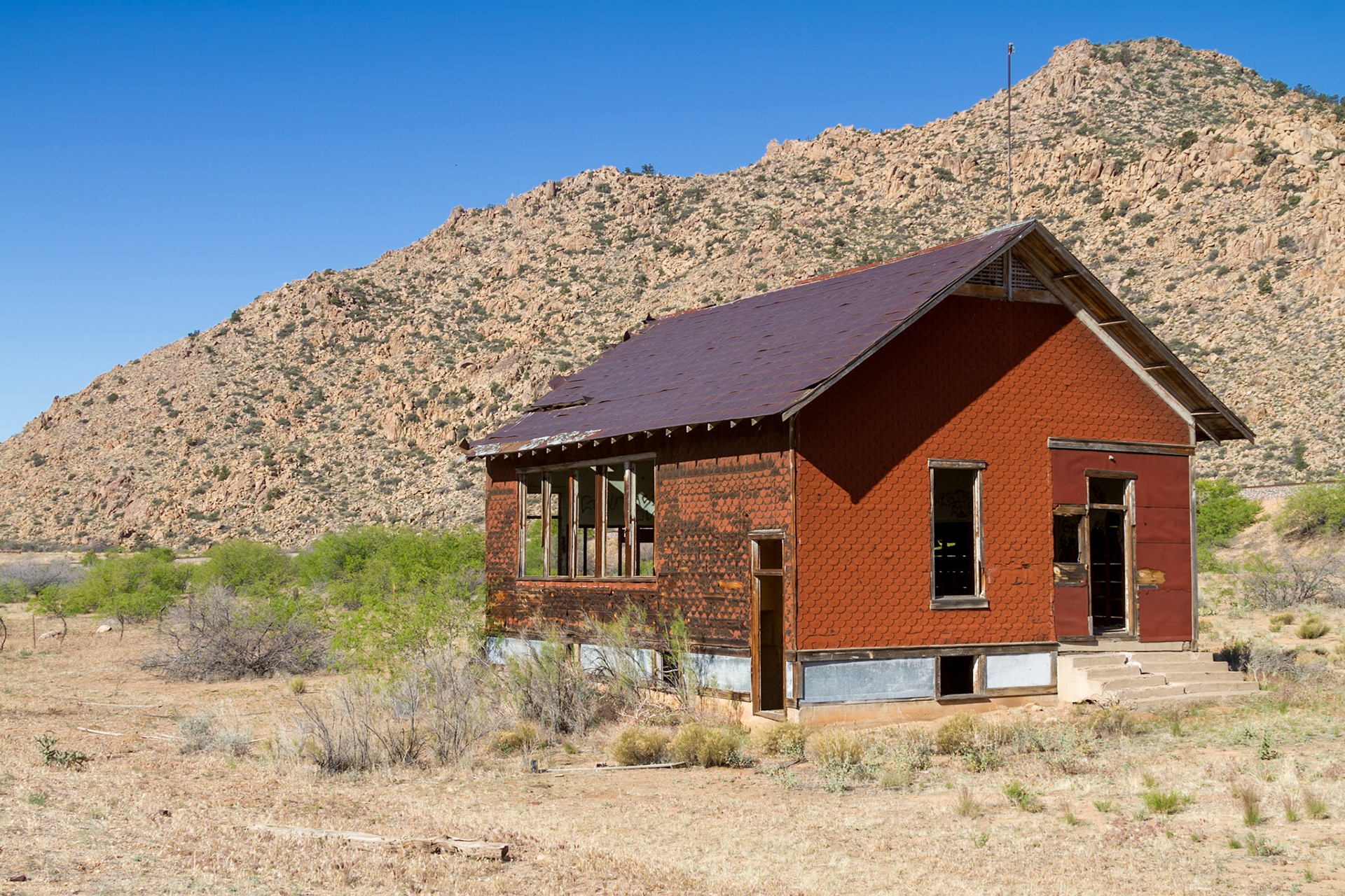 Along the Historic Route 66, I stopped for a few shots of an abondon railroad stop.