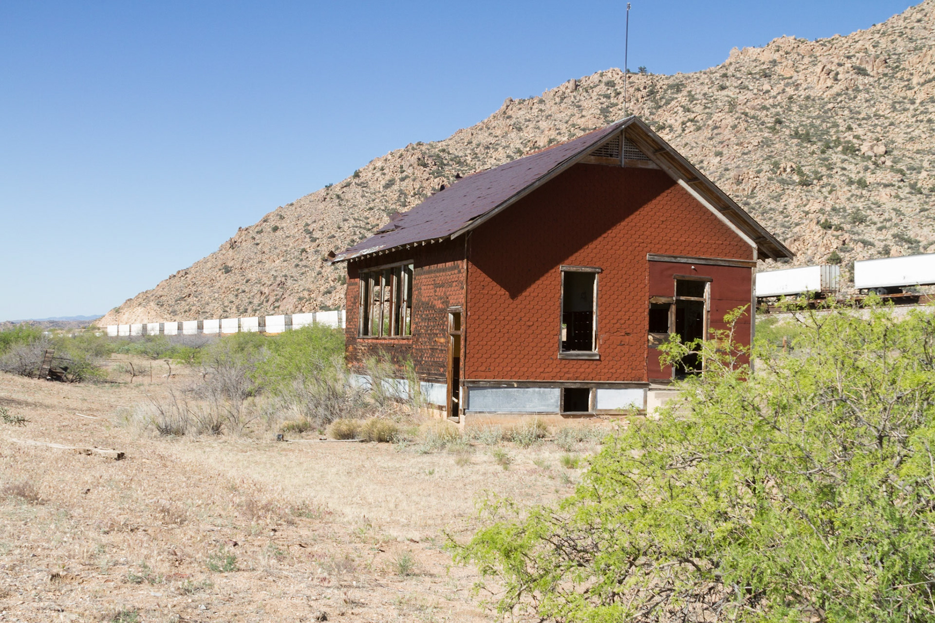 Along the Historic Route 66, I stopped for a few shots of an abondon railroad stop.