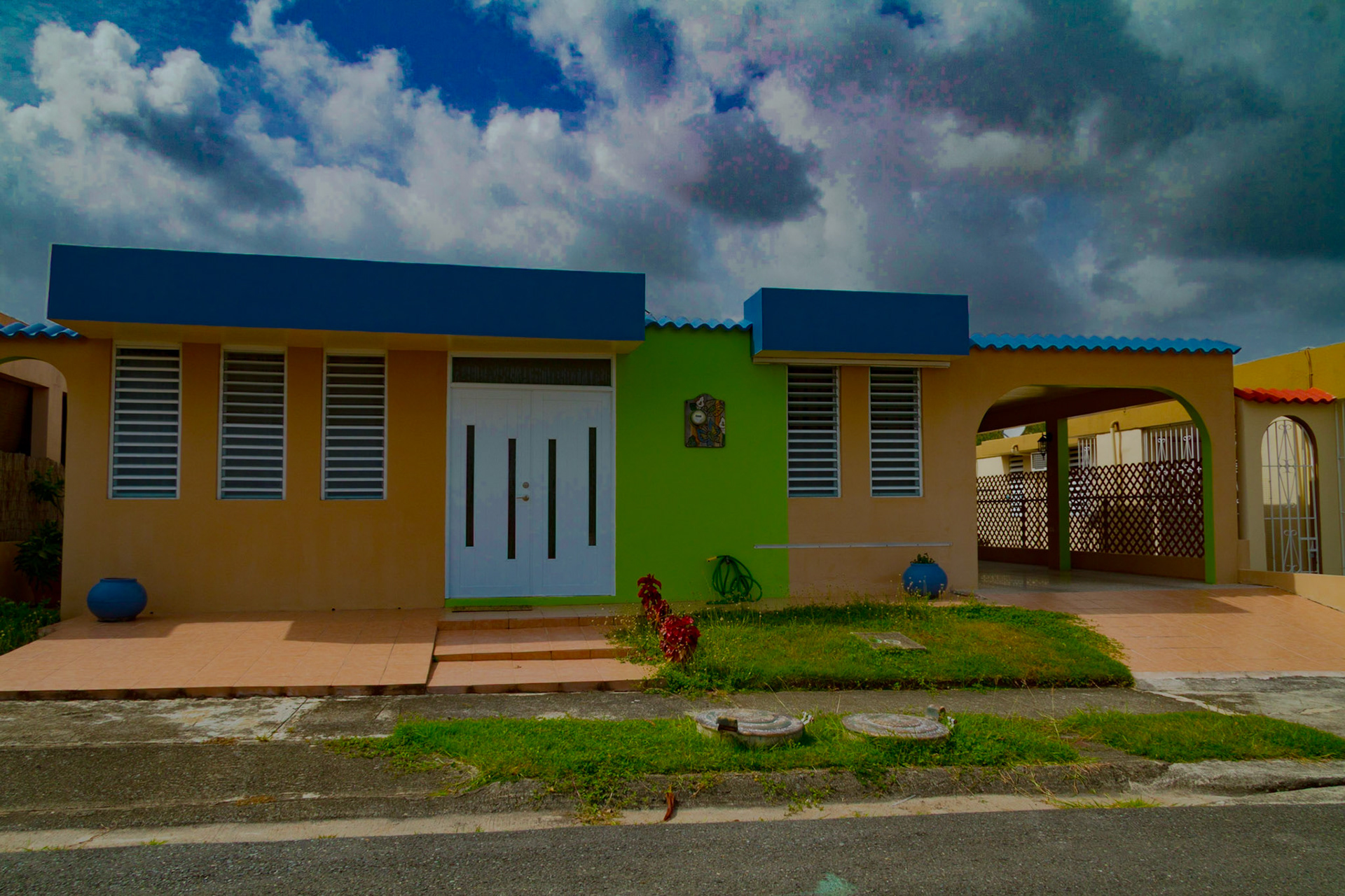 When we came across Cementerio Masonico in Sabana Grande, we drove into a neighborhood to turn around.  What the heck - might as well explore where these people live.  This is a house that got my attention on a hill in the neighborhood.