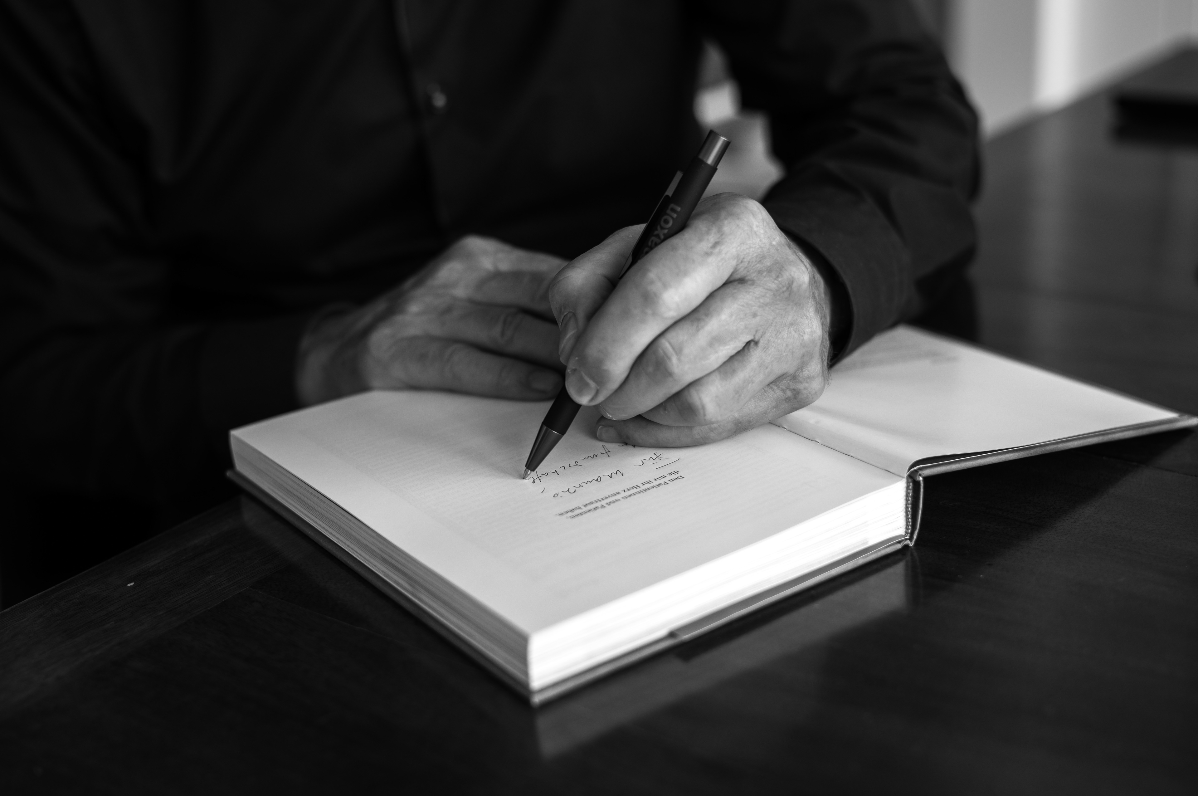 At his home in Vitznau, Prof. Thierry Carrel signed his book "Von Herzen II ". His hands carry the experience of more than 13'000 heart operations a quiet detail within a life devoted to the human heart