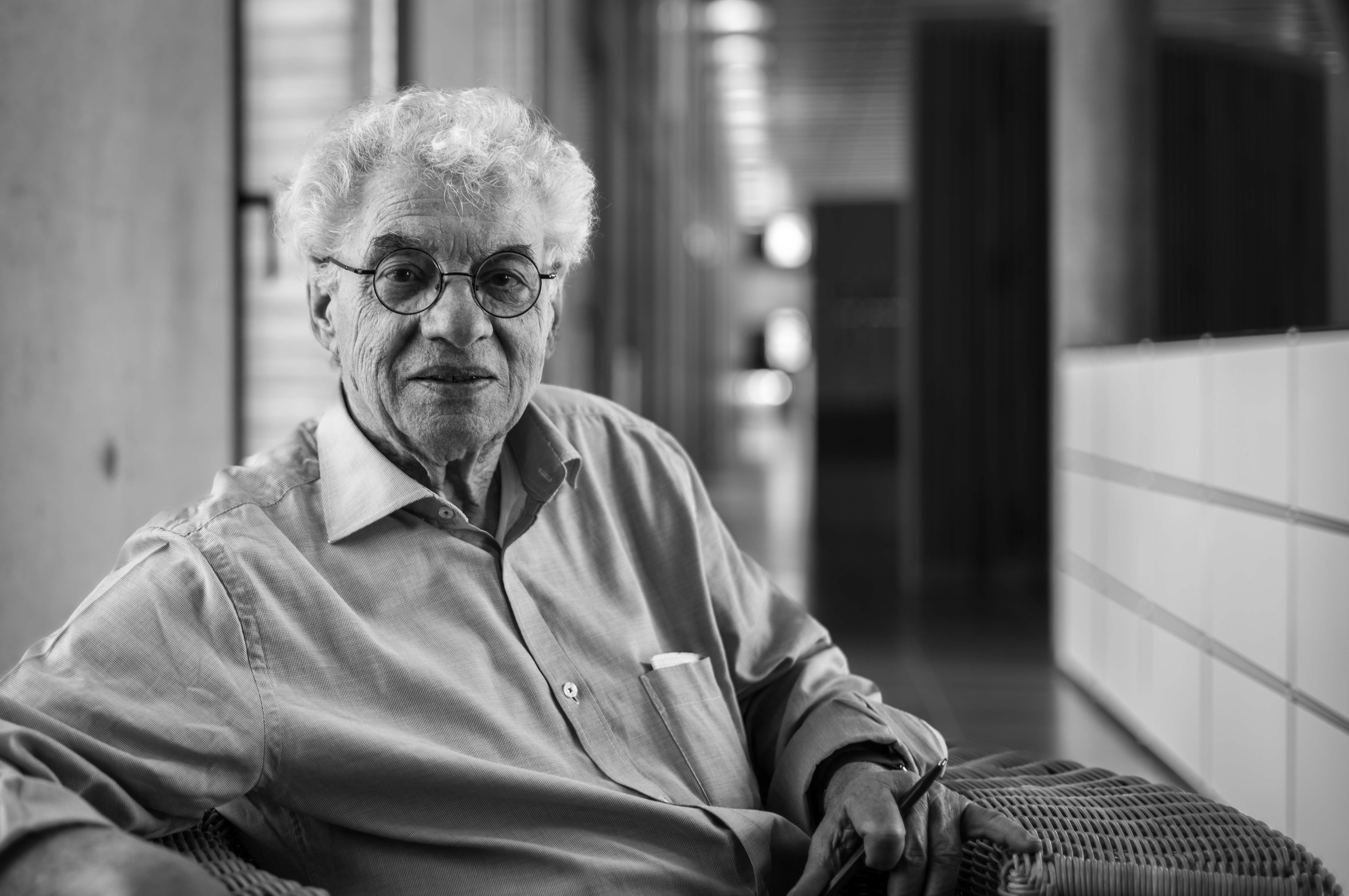 Portrait of Mario Botta on his 80th birthday, featuring his unmistakable pencil and glasses in Mendrisio. During our visit, one word came immediately to mind: creation. Creators transform the invisible into the visible. Creation is not only about building. It is about seeing what does not exist. Photography by Carmine Castelli