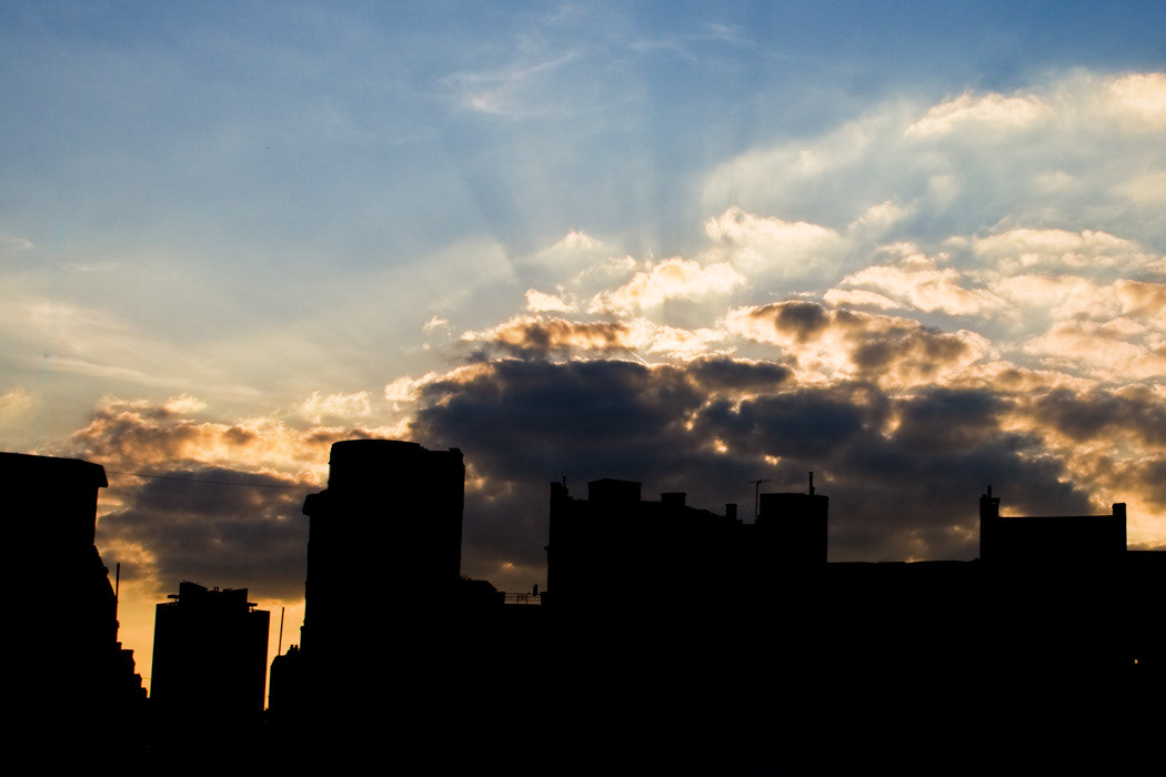 Apprécier un beau ciel après une longue journée.