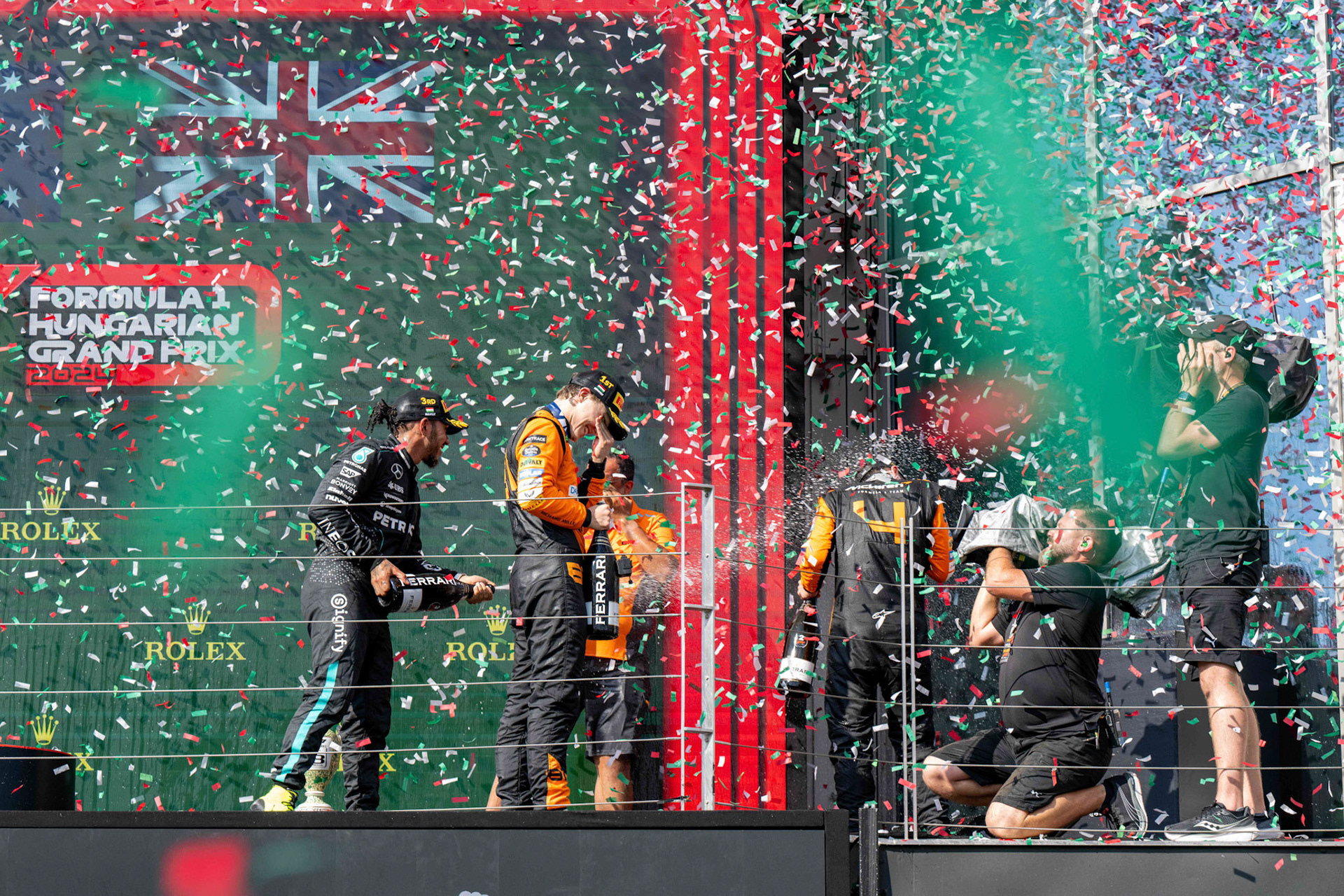 Lewis Hamilton #44, Mercedes-AMG Petronas F1 Team und Oscar Piastri #81, McLaren Formula 1 Team und Lando Norris #4, McLaren Formula 1 Team auf dem Podium.;Formel 1 Budapest / Ungarn