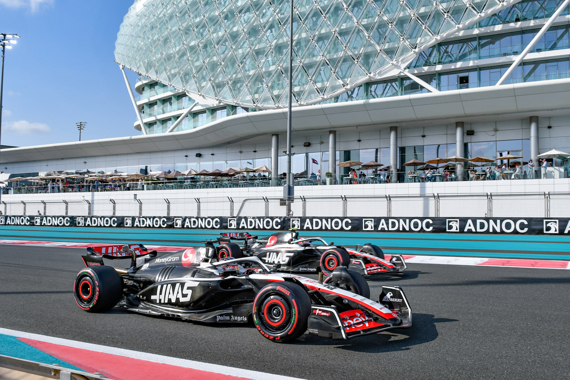 Nico Hülkenberg und Kevin Magnussen, Haas F1 Team; Formel 1 GP Abu Dhabi. Samstag 25.11.2023