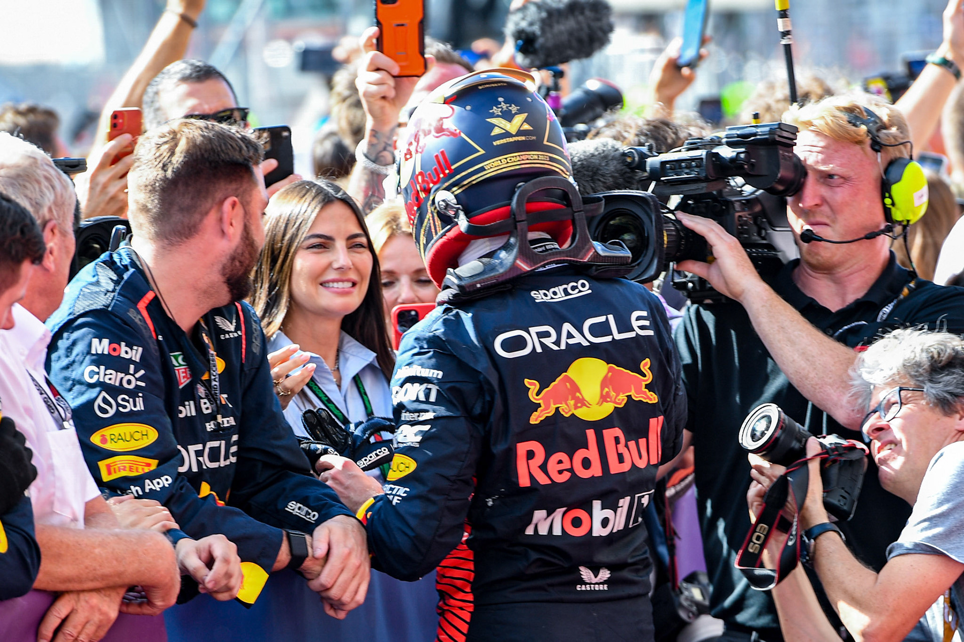 Max Verstappen (NED) Red Bull Racing mit seiner Partnerin Kelly Piquet;Formel 1 GP USA Austin Texas. Sonntag 22.10.2023