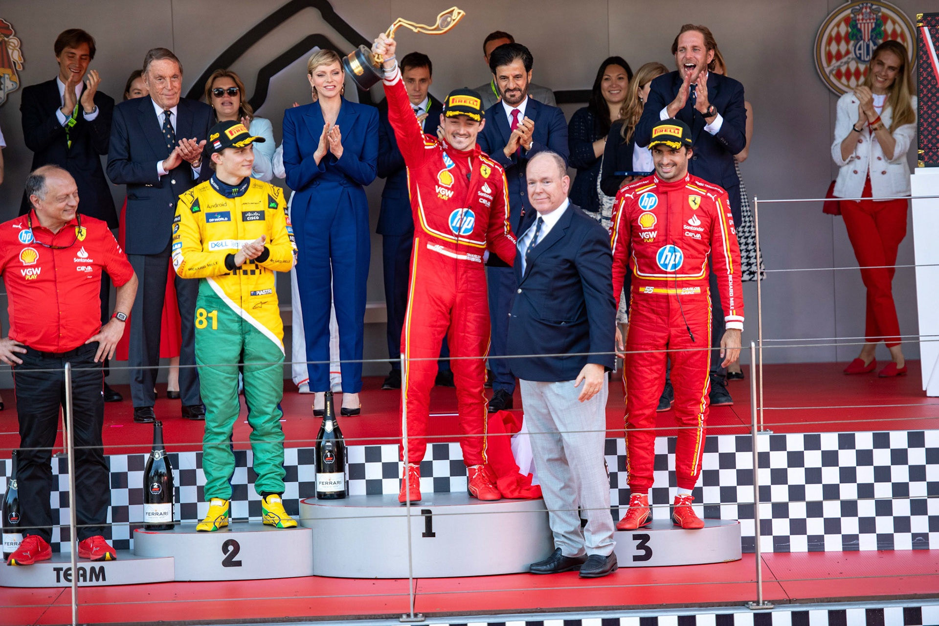 Fürst Albert II. von Monaco gratuliert Charles Leclerc #16, Scuderia Ferrari zum Sieg. Frederic Vasseur, Teamchef Scuderia Ferrari und Oscar Piastri #81, McLaren Formula 1 Team und Carlos Sainz #55, Scuderia Ferrari und Charlène von Monaco; Formel1 GP Monaco Sonntag, 26.05.2024