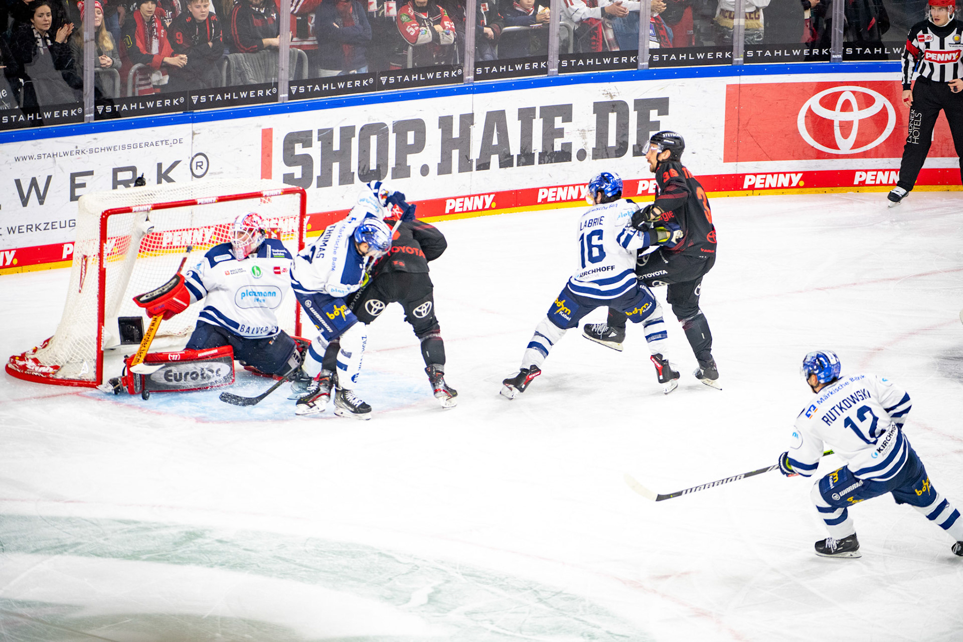 Ben Thomas im Zweikampf mit Maximilian Kammerer. Hubert Labrie im Zweikampf mit Andreas Thuresson. Maciej Rutkowski, Andreas Jenike; DEL Kölner Haie - Iserlohn Roosters, 02.01.2024