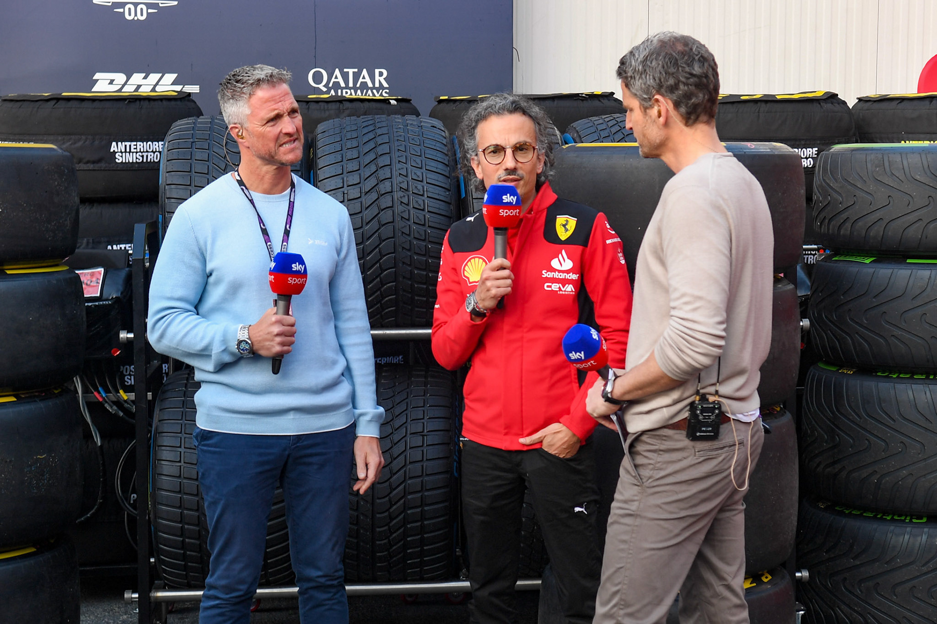 Laurent Mekies Scuderia Ferrari und Ralf Schumacher Sky Sports F1; Formel 1 GP Baku Azerbaijan. Freitag 28.04.2023