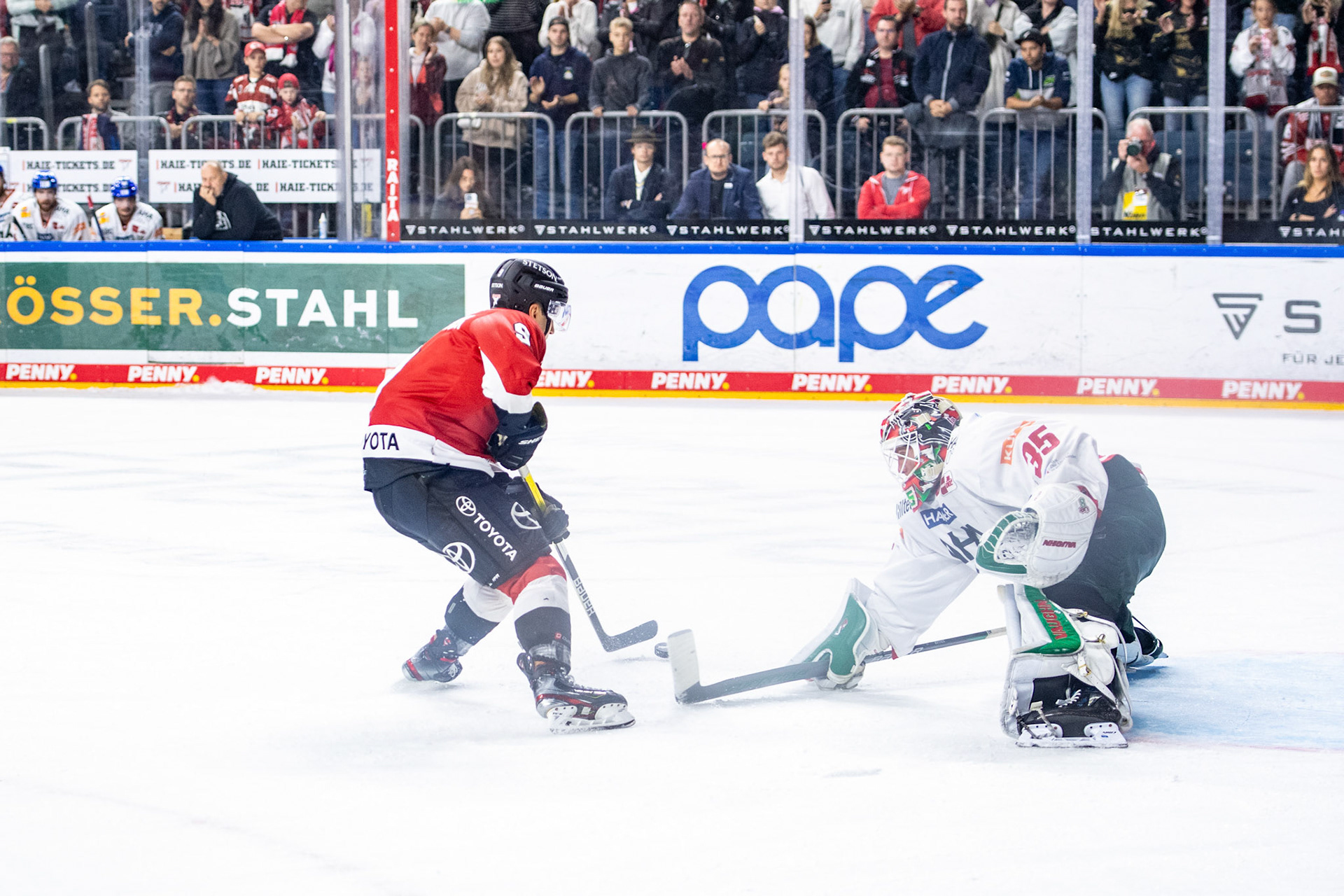 Maximilian Kammerer im Zweikampg gegen Markus Keller; DEL Kölner Haie - Augsburger Panther, 03.10.2023