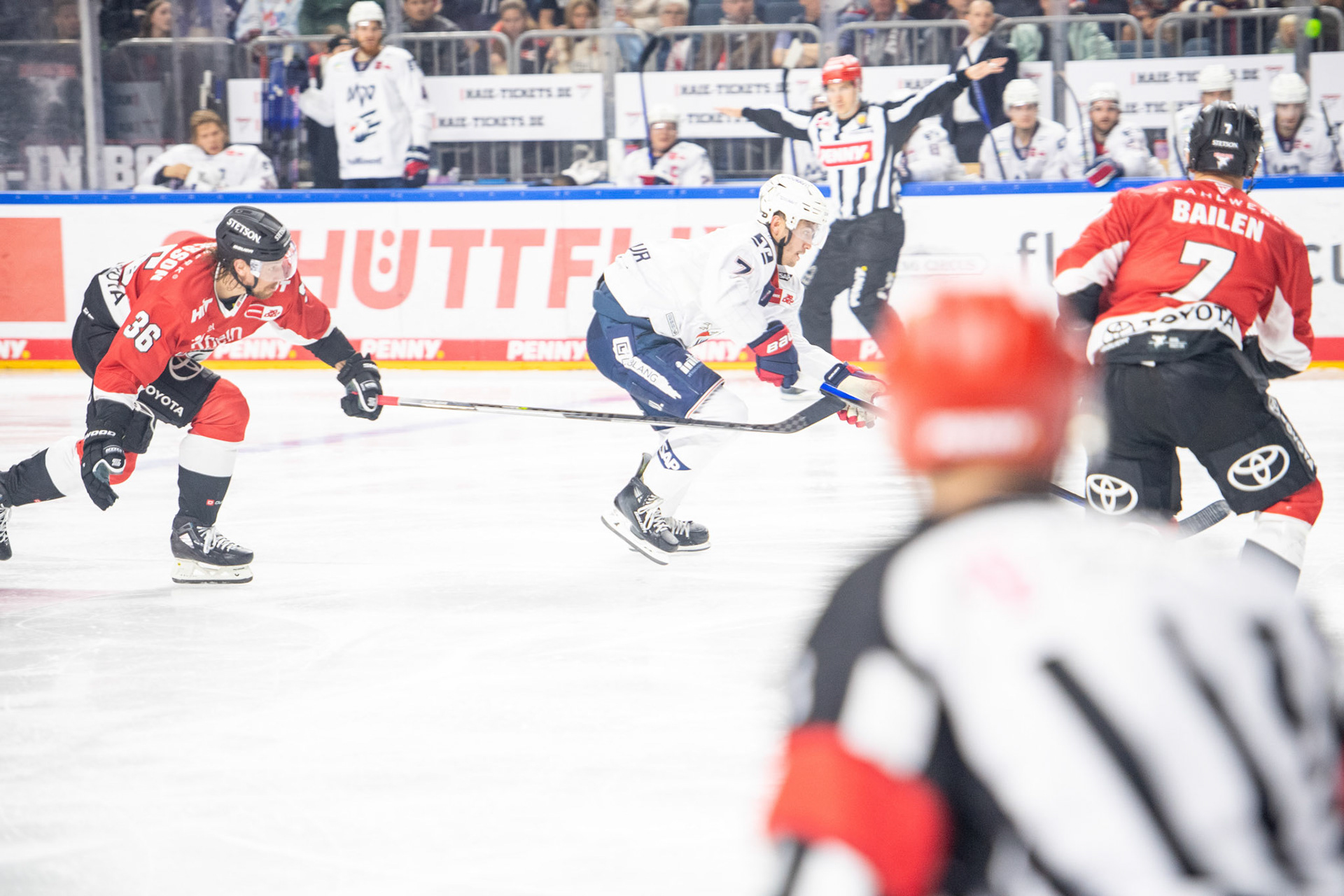 Andreas Thuresson, John Gilmour; DEL Kölner Haie - Adler Mannheim, 30.09.2023