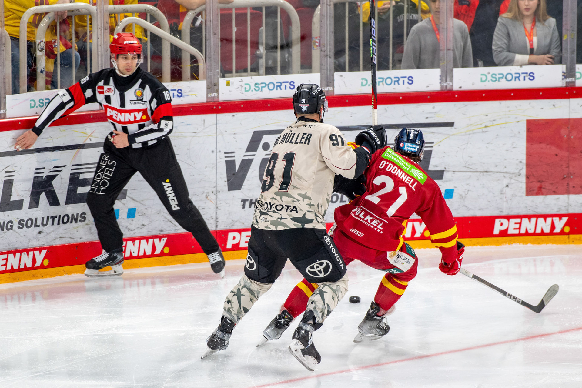 Moritz Müller im Zweikampf mit Brendan O´Donnell; DEL Düsseldorfer EG - Kölner Haie, 25.02.2024
