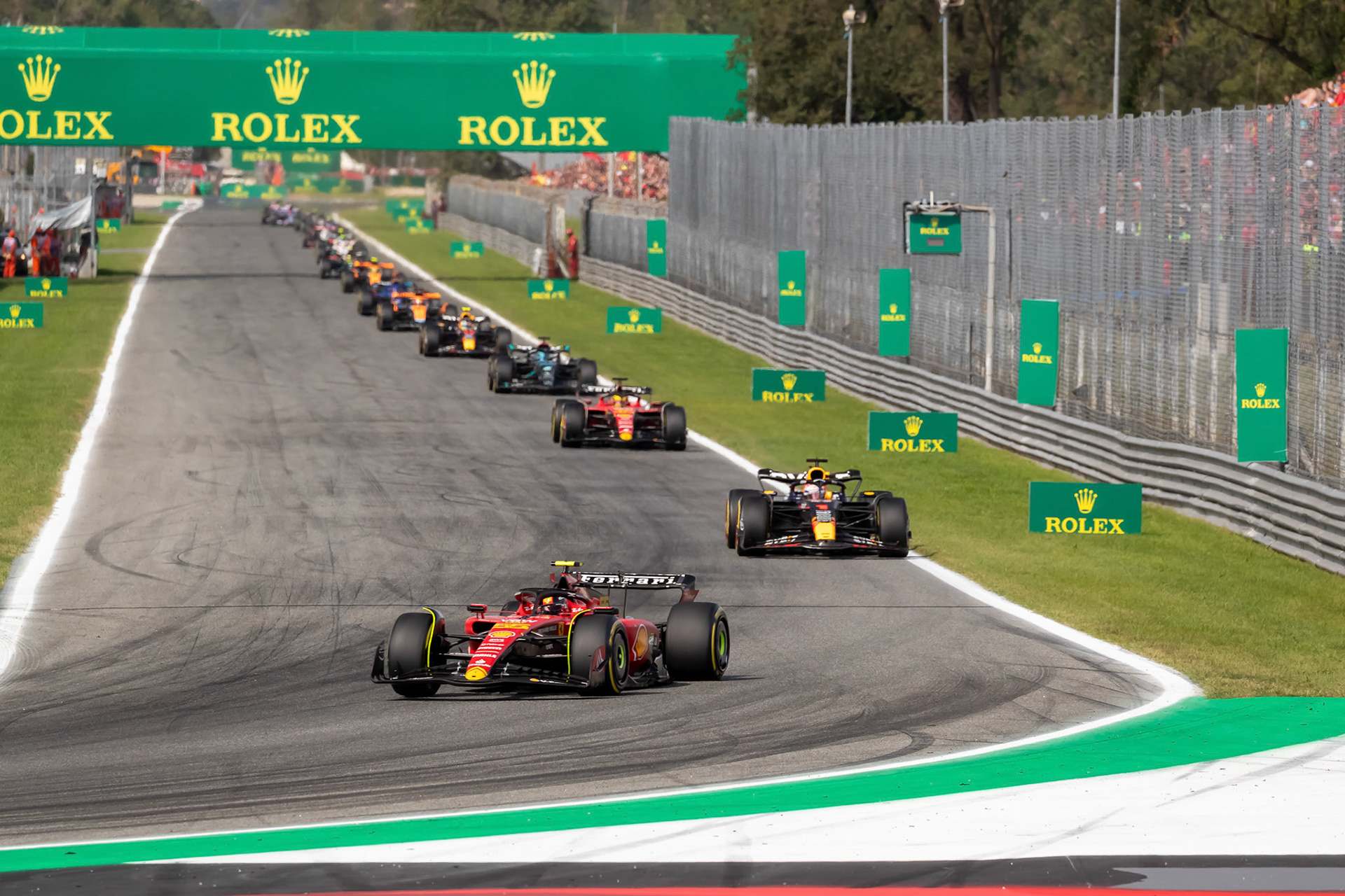 Rennstart, Carlos Sainz fuehrt das Renenn an; Formel 1 GP Italien / Monza. Sonntag, 03.09.2023