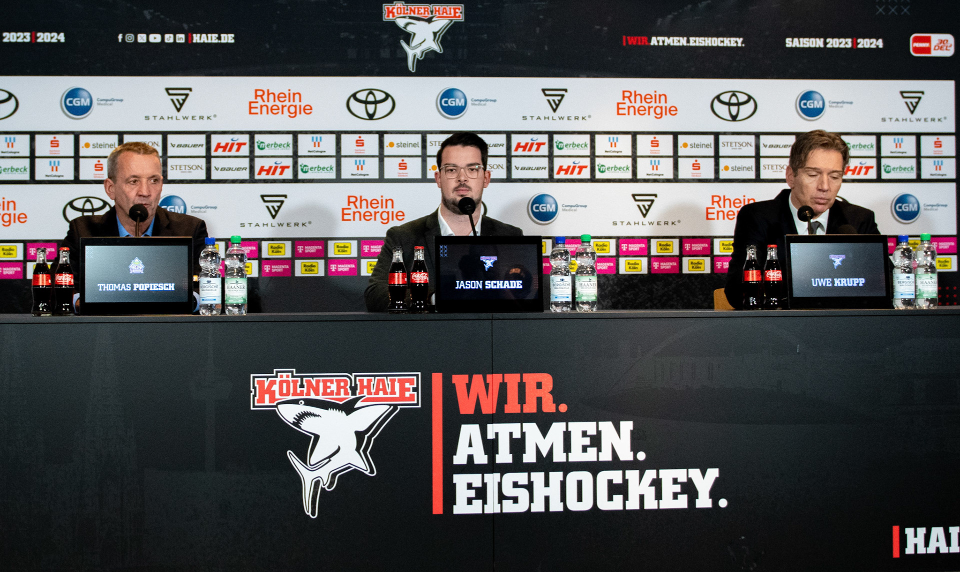 Thomas Popiesch, Trainer der Bremerhaven Fischtown Pinguins, Jason Schade, Pressesprecher der Koelner Haie und Uwe Krupp Trainer der Koelner Haie ; DEL Kölner Haie - Bremerhaven Fischtown Pinguins, 01.11.2023