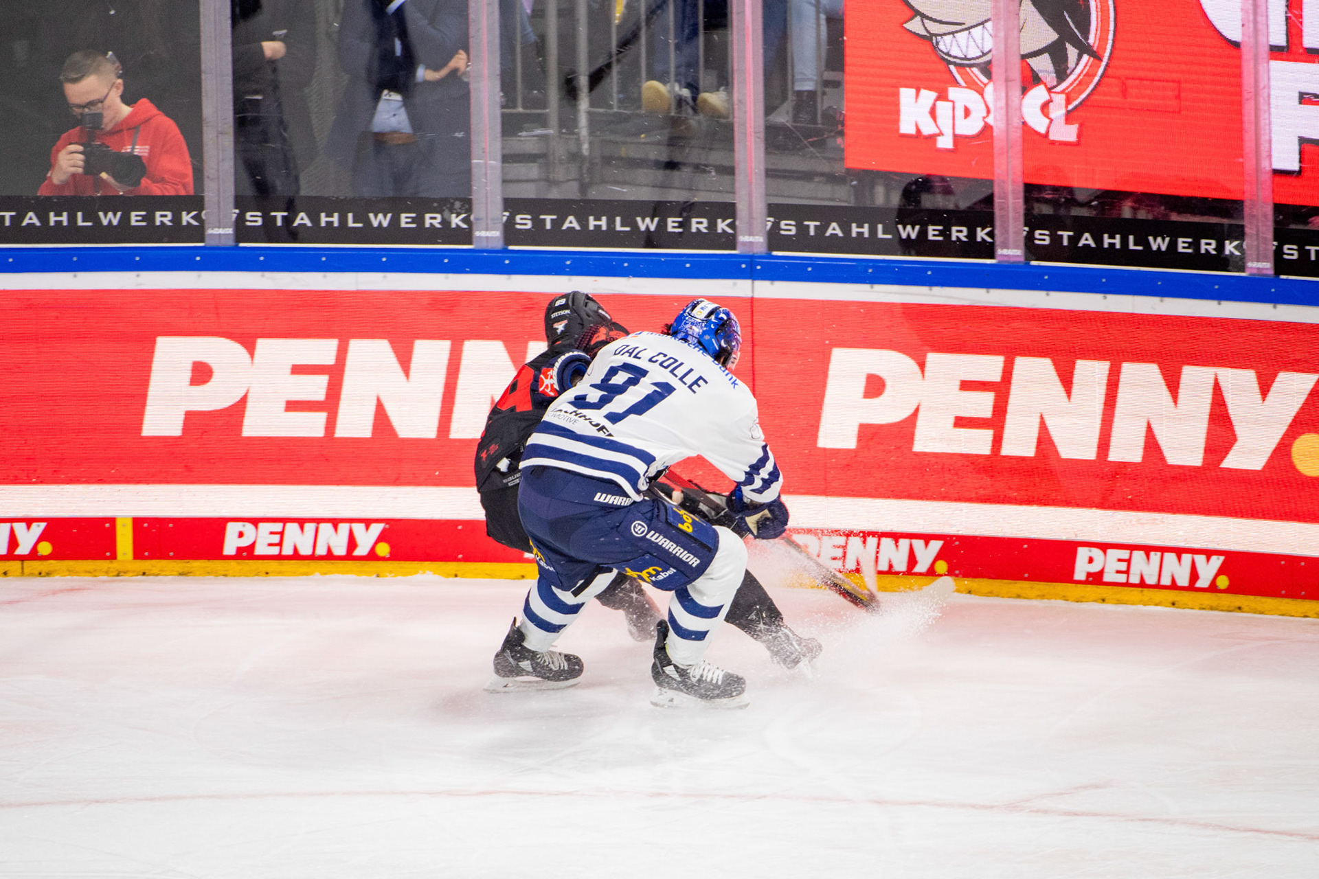 Gregor Macleod im Zweikampf mit Michael dal Colle; DEL Kölner Haie - Iserlohn Roosters, 02.01.2024