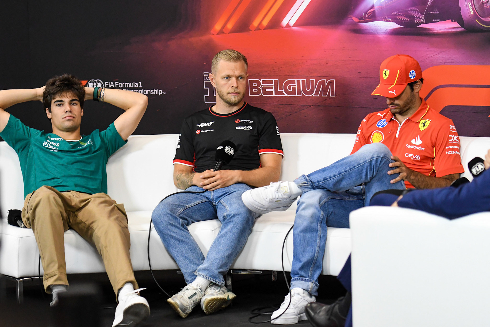 Lance Stroll #18, Aston Martin Aramco F1 Team und Kevin Magnussen #20, MoneyGram Haas F1 Team und Carlos Sainz #55, Scuderia Ferrari in der Pressekonferenz;Formel 1 GP Spa / Belgien. Donnerstag, 25.07.2024