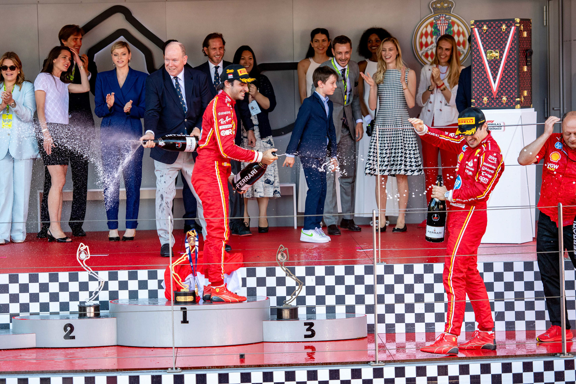 Charles Leclerc #16, Scuderia Ferrari und Carlos Sainz #55, Scuderia Ferrari und Fürst Albert II. von Monaco auf dem Podium; Formel1 GP Monaco Sonntag, 26.05.2024