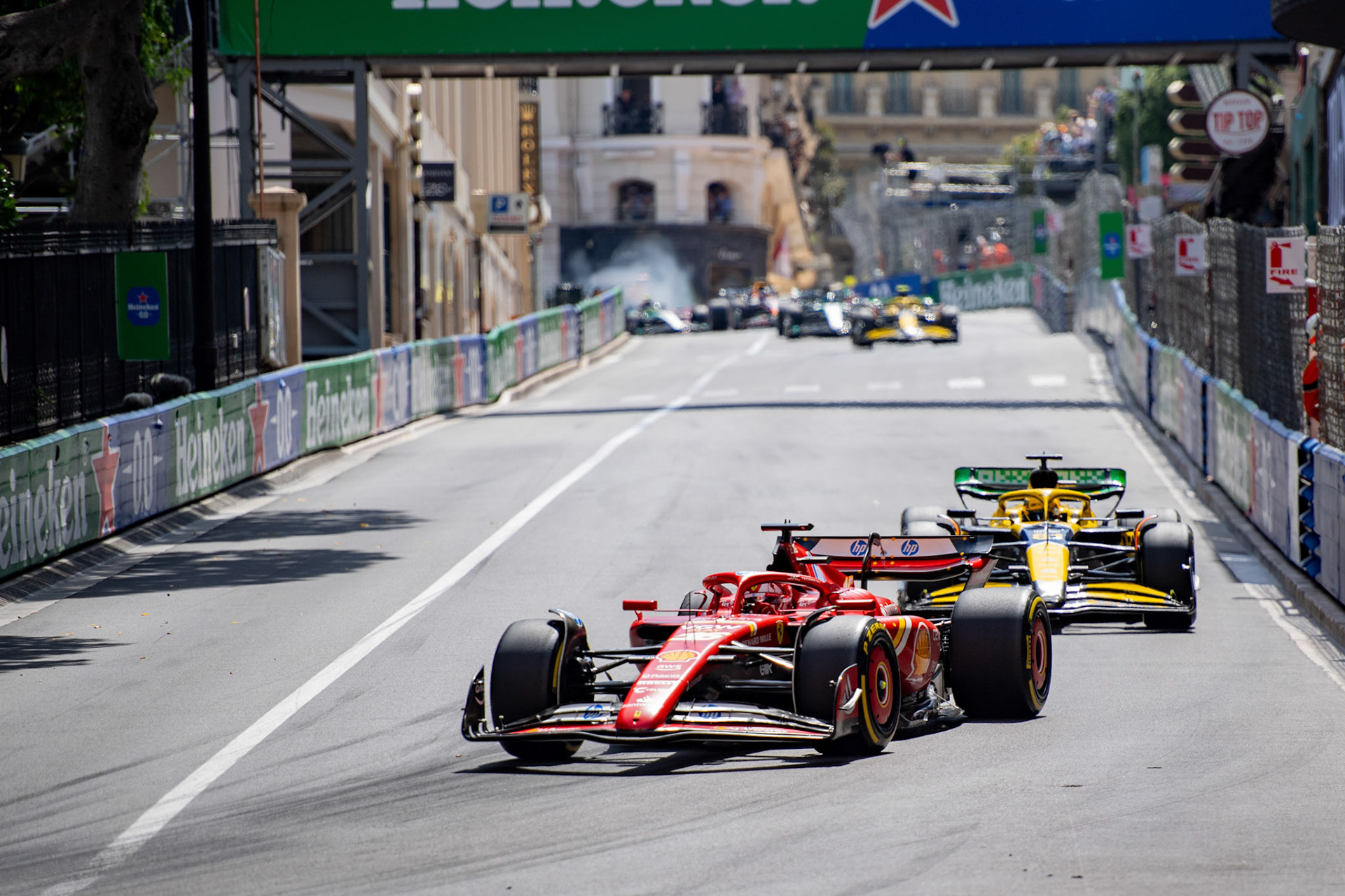 Rennstart Charles Leclerc #16, Scuderia Ferrari und Oscar Piastri #81, McLaren Formula 1 Team; Formel1 GP Monaco Sonntag, 26.05.2024