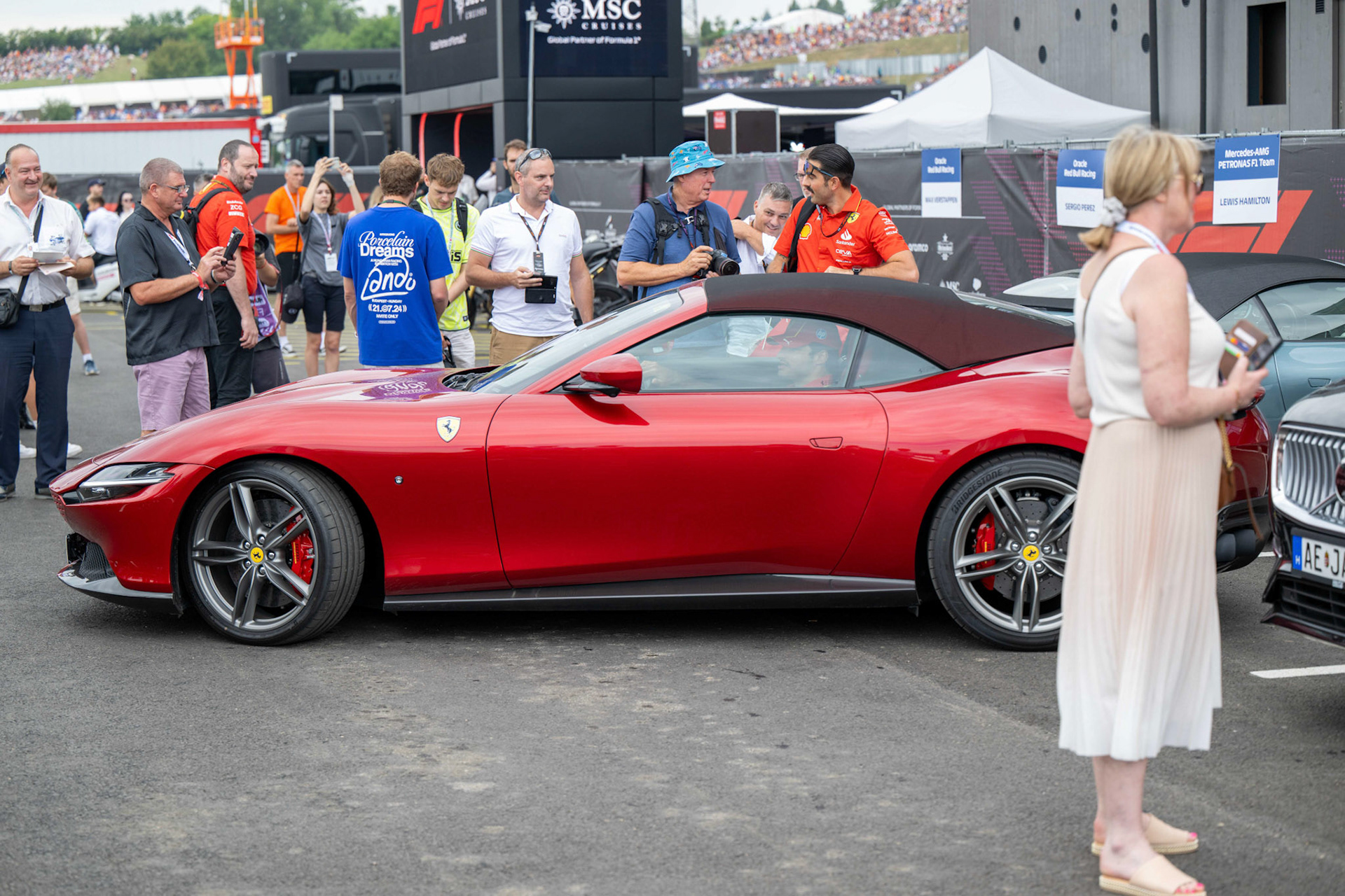 Carlos Sainz #55, Scuderia Ferrari bei der Ankunft am Hungaroring;Formel 1 Budapest / Ungarn