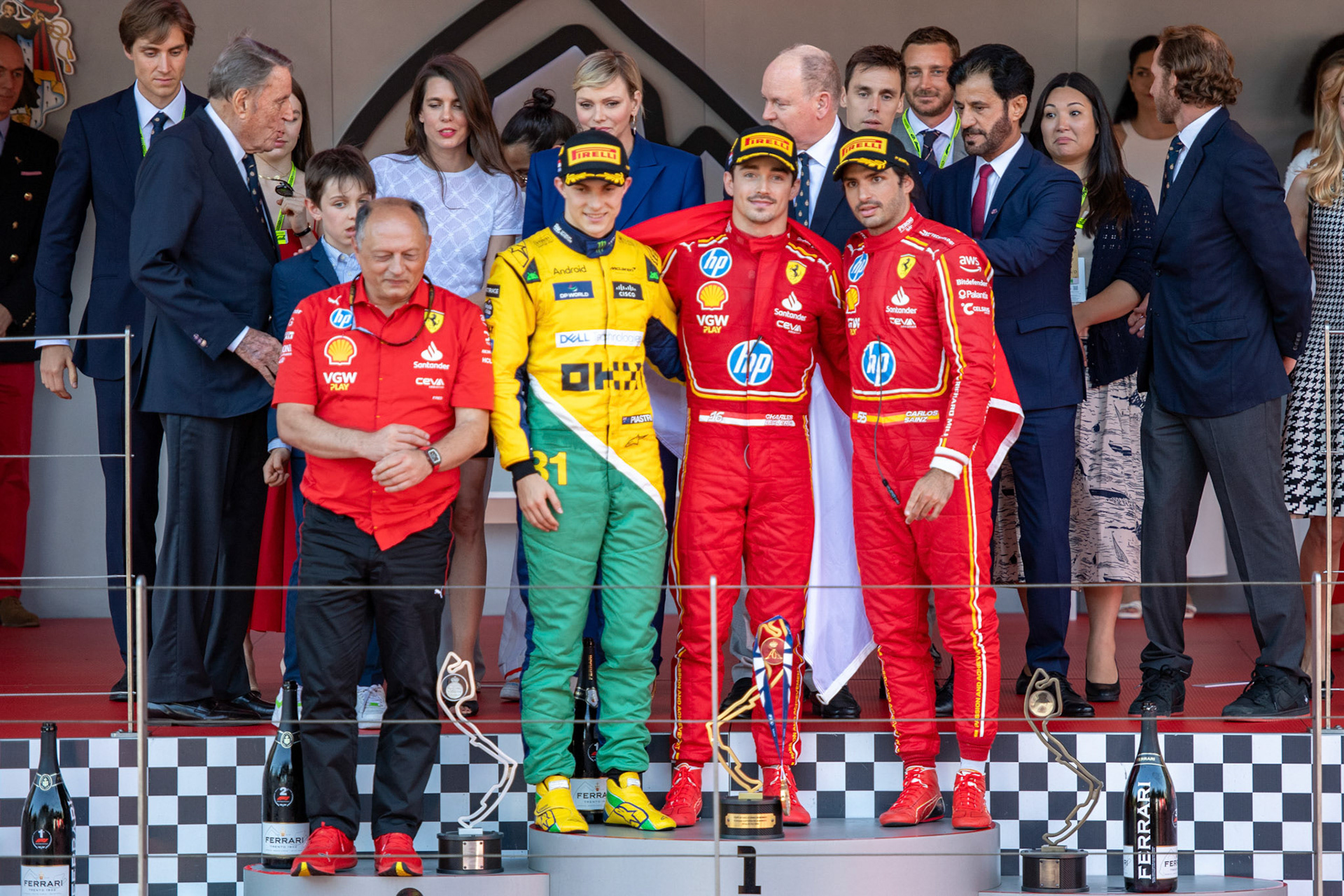 Frederic Vasseur, Teamchef Scuderia Ferrari und Charles Leclerc #16, Scuderia Ferrari und Carlos Sainz #55, Scuderia Ferrari und Oscar Piastri #81, McLaren Formula 1 Team auf dem Podium; Formel1 GP Monaco Sonntag, 26.05.2024