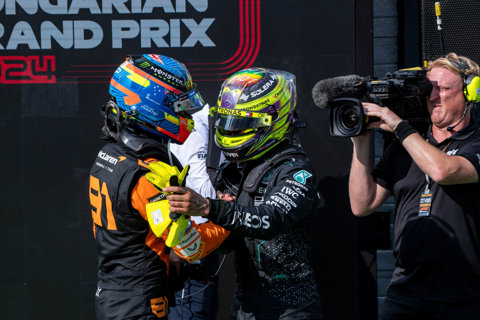 Lewis Hamilton #44, Mercedes-AMG Petronas F1 Team gratuliert Oscar Piastri #81, McLaren Formula 1 Team zum ersten Sieg in der Formel 1;Formel 1 Budapest / Ungarn