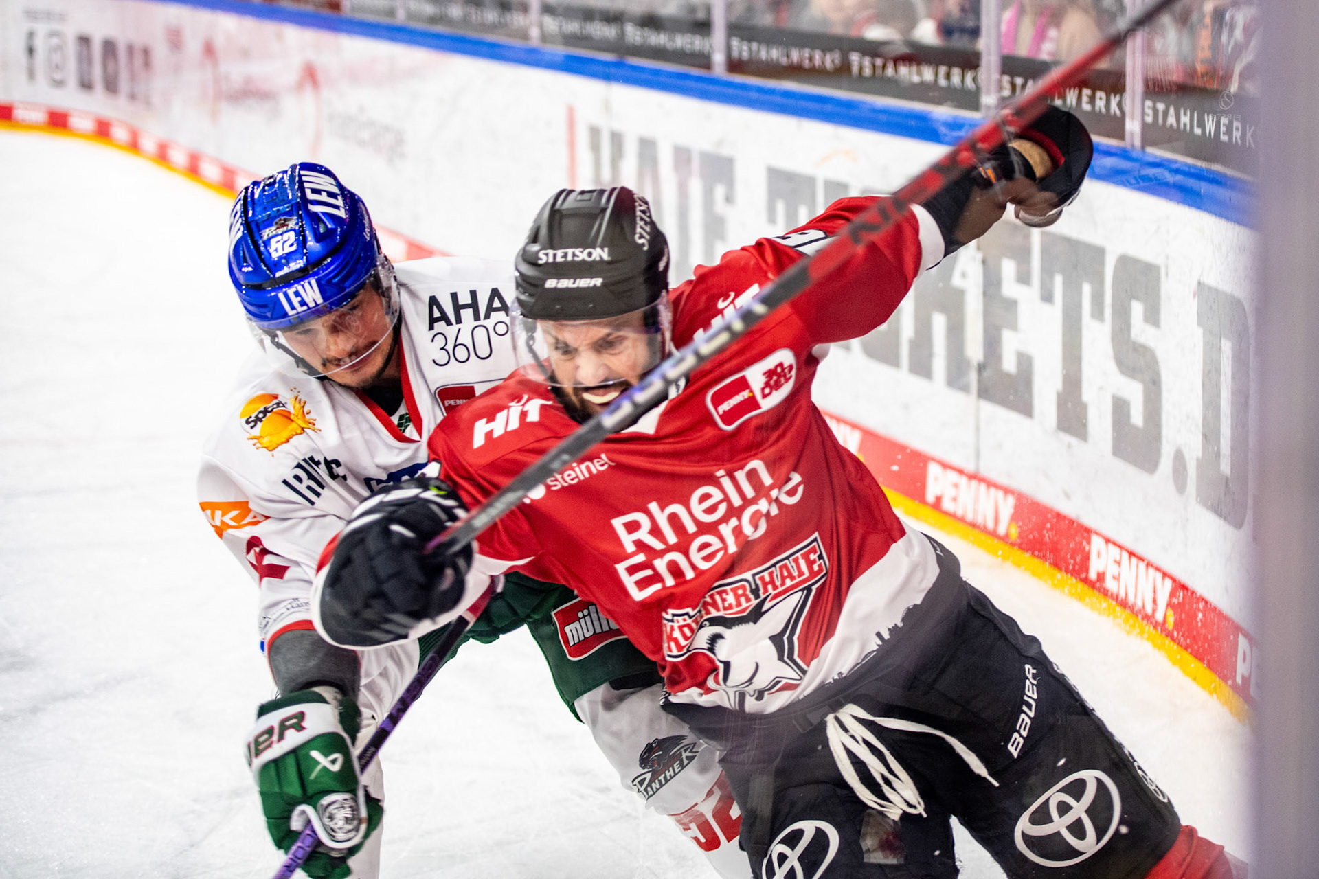 Jason Bast und Otso Rantakari im Zweikampf; DEL Kölner Haie - Augsburger Panther, 03.10.2023