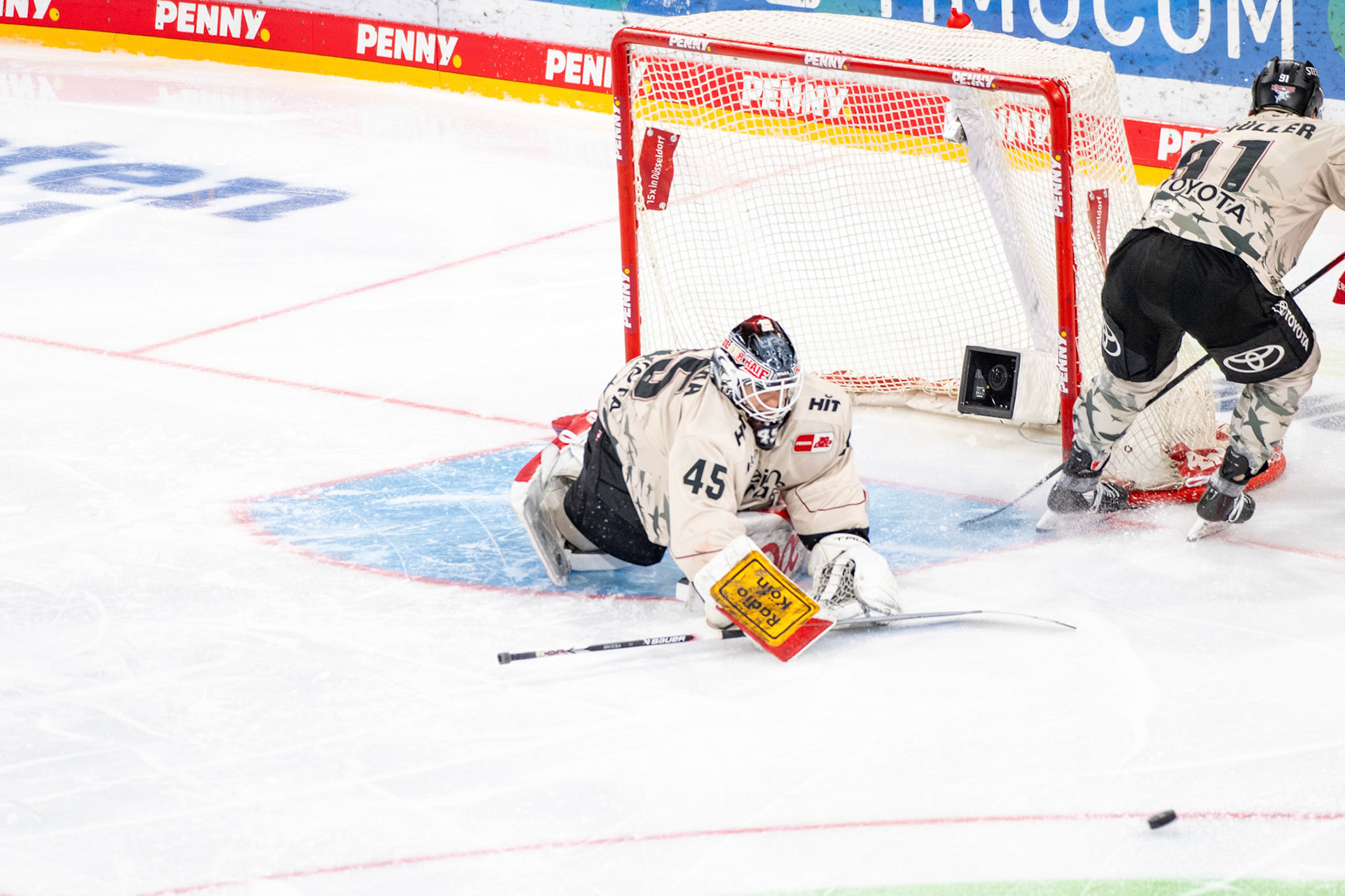 Tobias Ancicka hält sein Tor sauber; DEL Düsseldorfer EG - Kölner Haie, 25.02.2024