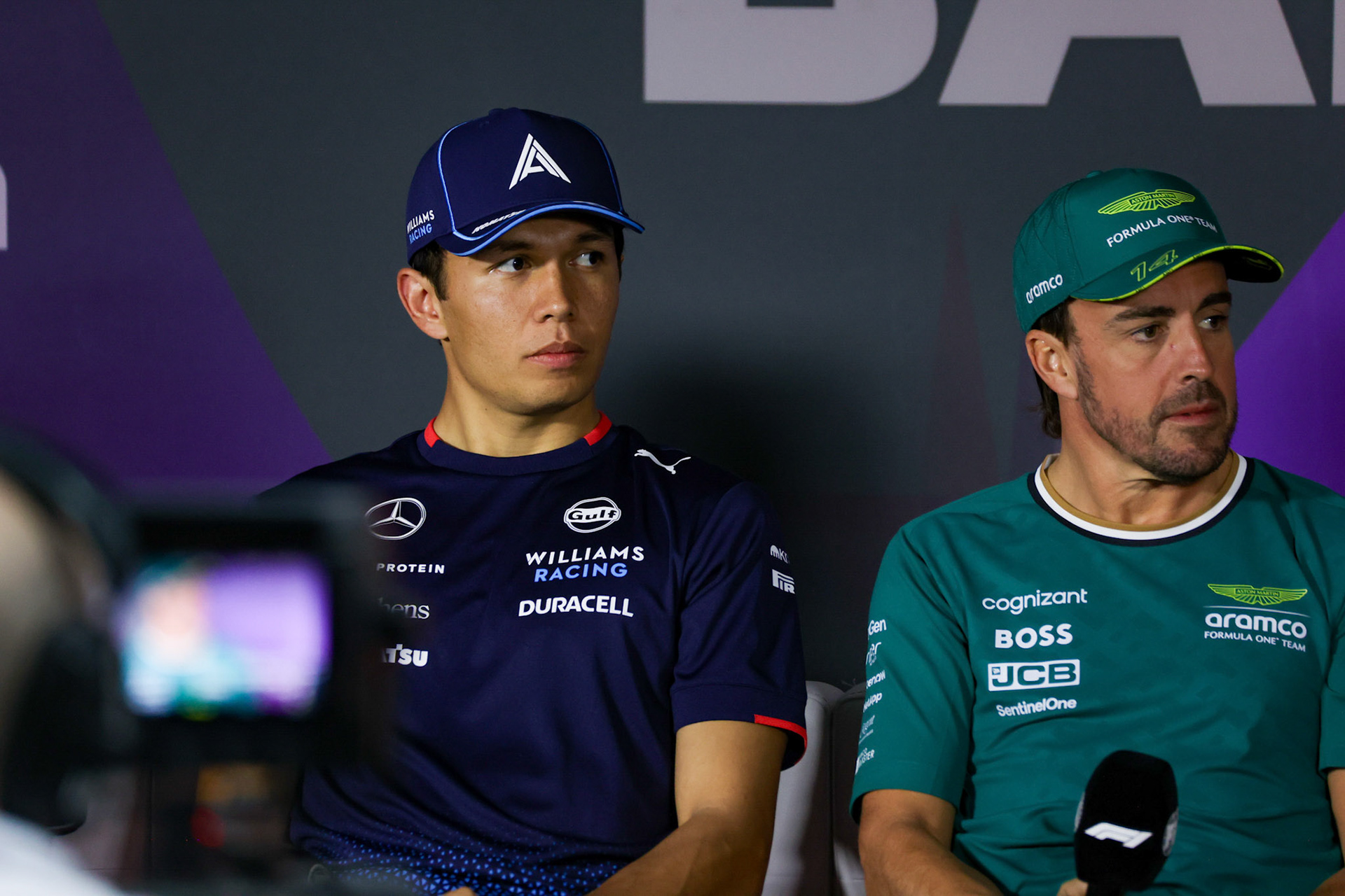 Alexander Albon #23, Williams Racing und Fernando Alonso #14, Aston Martin Aramco F1 Team in der Pressekonferenz; Formel 1 GP Bahrain. Mittwoch 28.02.2024