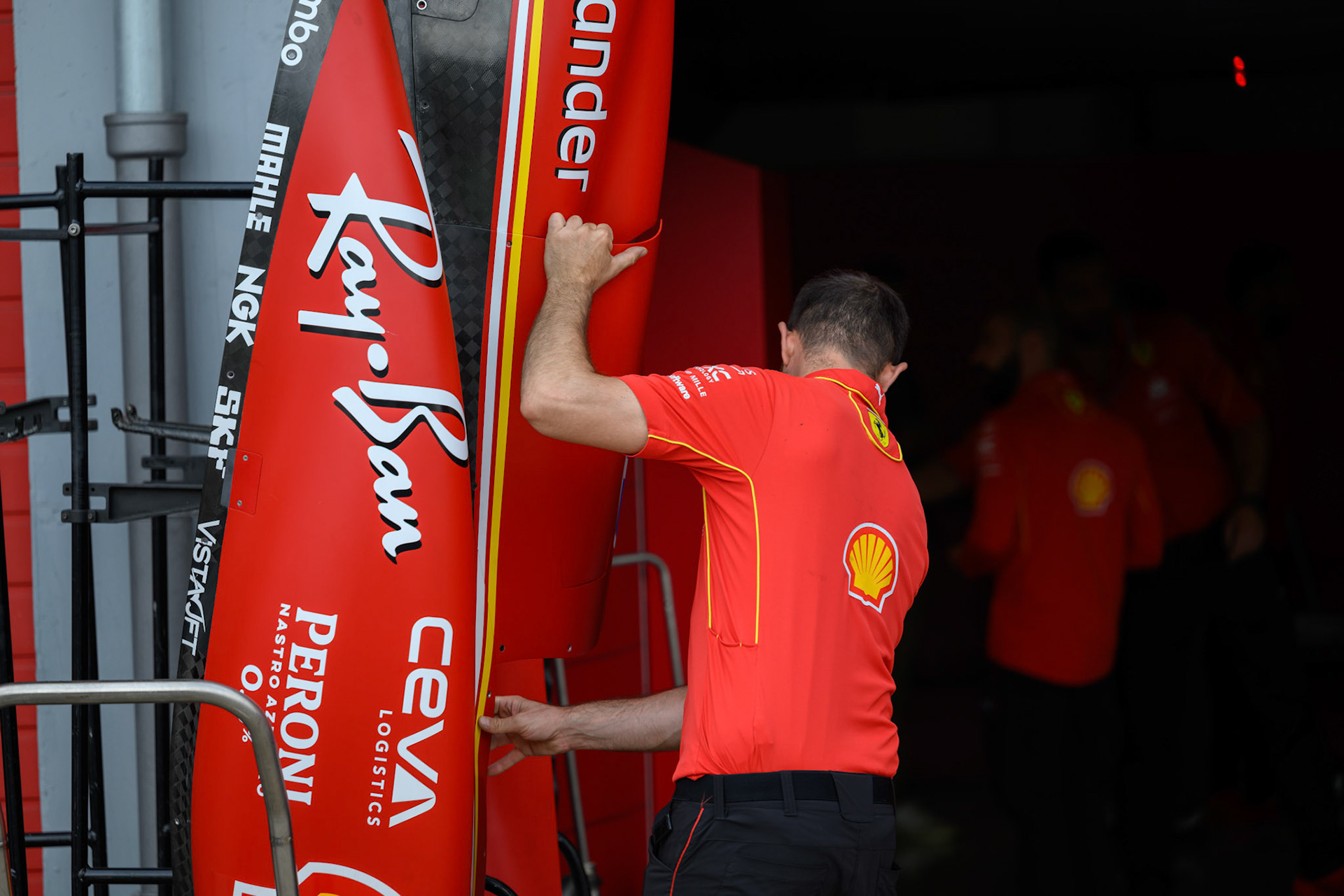 Scuderia Ferrari Mechaniker; F1 GP Imola / Italien Donnerstag, 16.05.2024