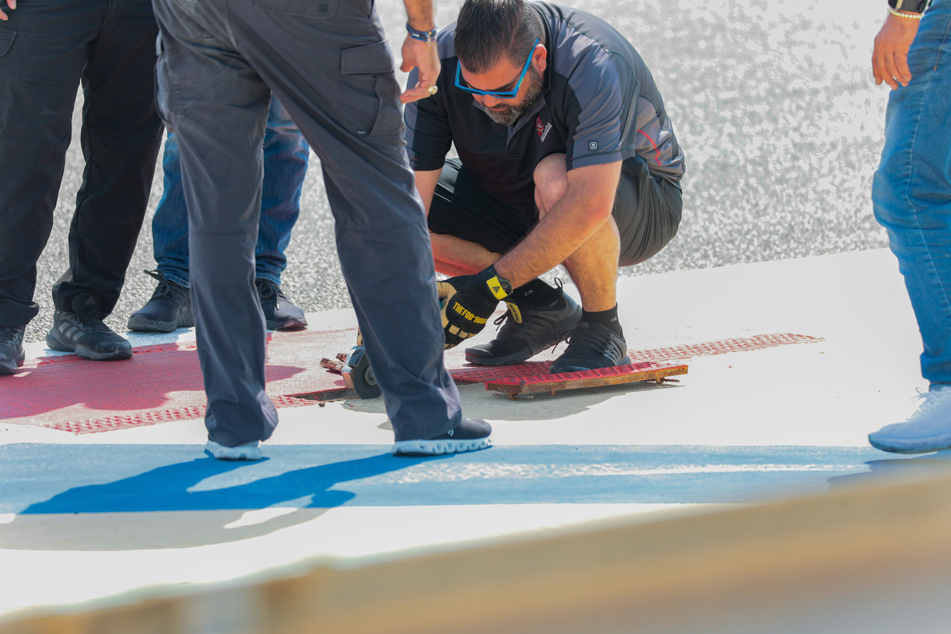 Streckenreparatur in Bahrain; Formel 1 Pre-Season Tests Bahrain. Freitag, 23.02.2024