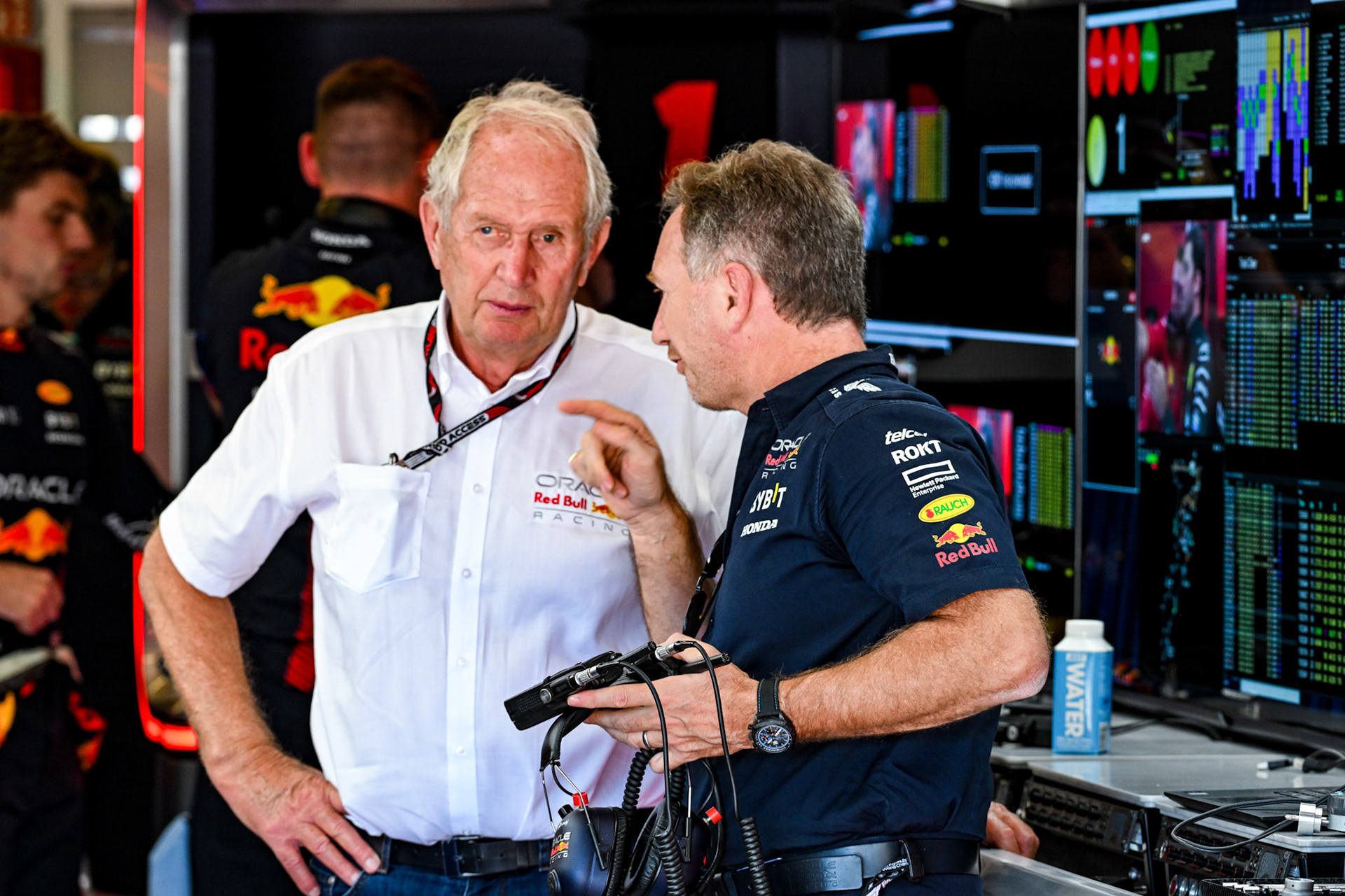 Christian Horner und Dr. Helmut Marko diskutieren, Red Bull Racing; Formel 1 GP USA Austin Texas. Samstag 21.10.2023