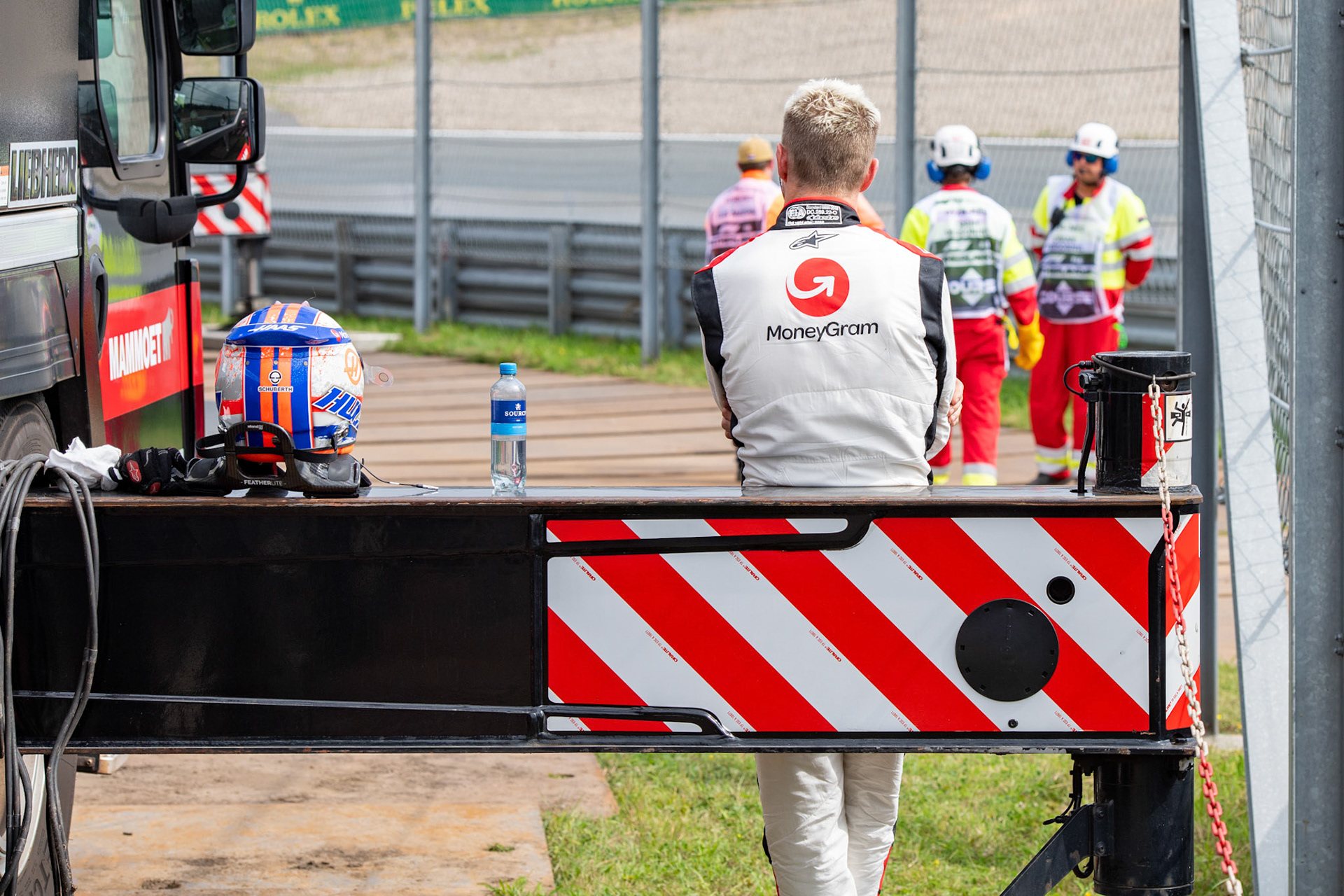 Nico Huelkenberg entaeuscht nach crash im ersten freien Training; Formel 1 GP Holland / Zandvoort. Freitag, 25.08.2023
