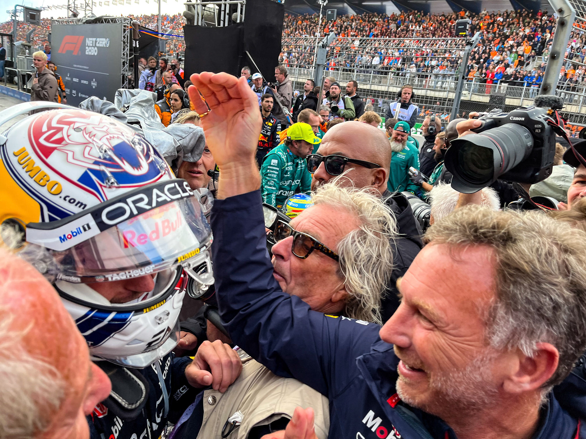 Christian Horner gratuliert Max Verstappen zum Sieg; Formel 1 GP Holland / Zandvoort. Sonntag, 27.08.2023